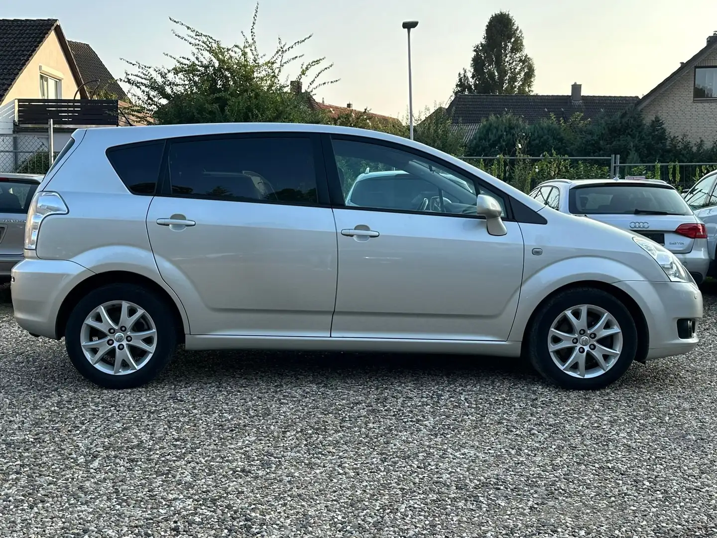 Toyota Corolla Verso 2.2 D-4D Sol 1Hand Klima PDC Alu. 6-Gänge Grau - 2