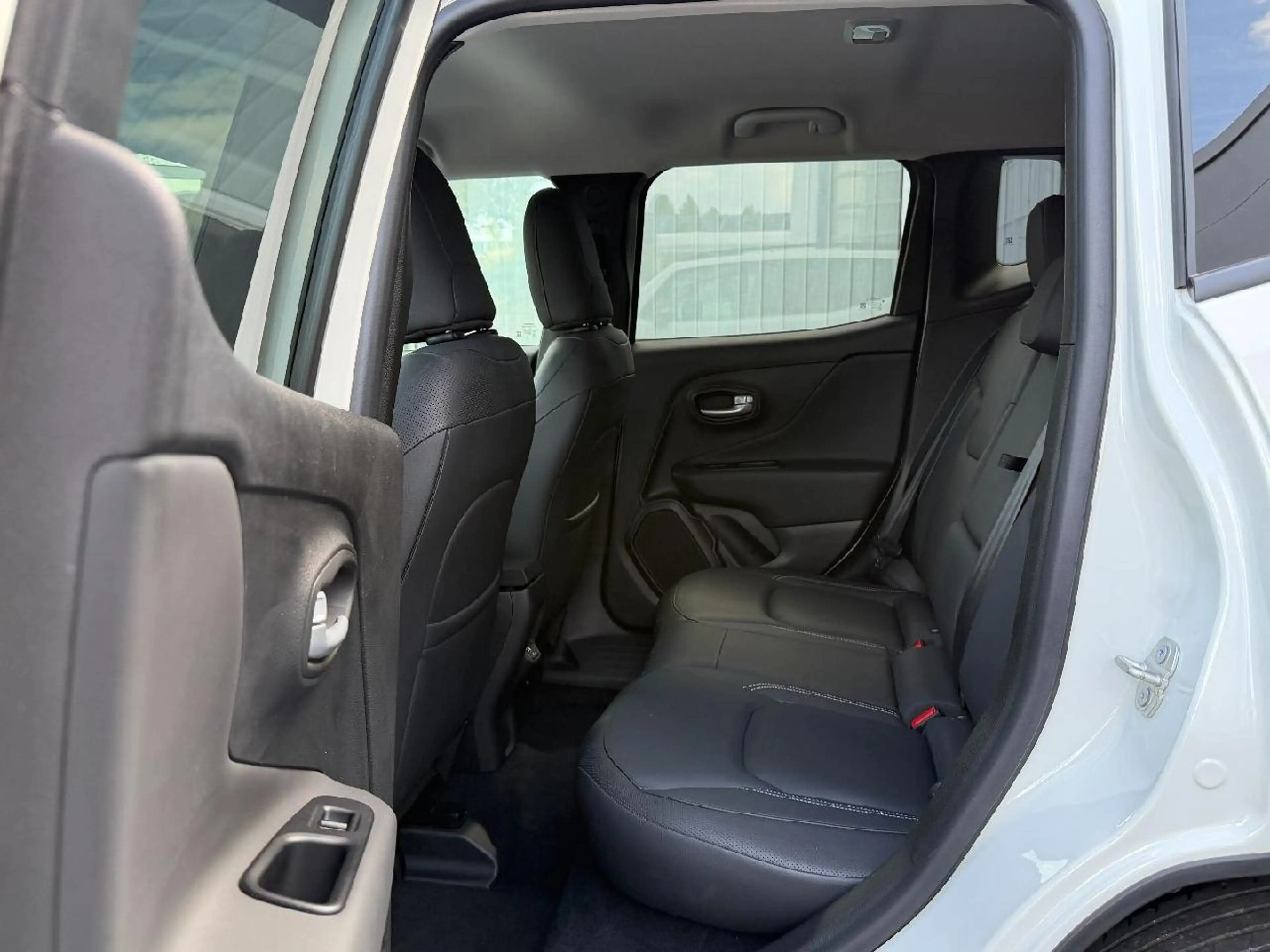 Jeep Renegade Longitude Mild-Hybrid FWD — photo 10