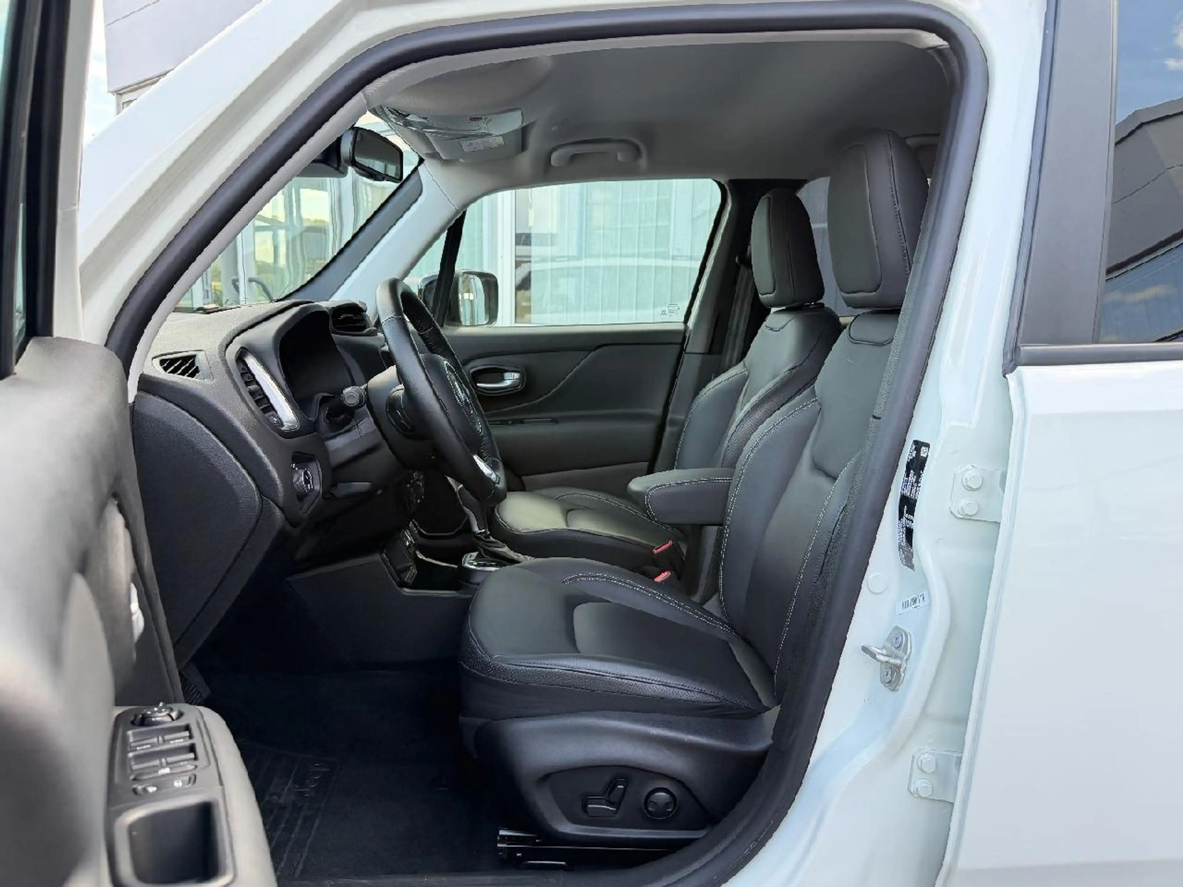 Jeep Renegade Longitude Mild-Hybrid FWD — photo 8