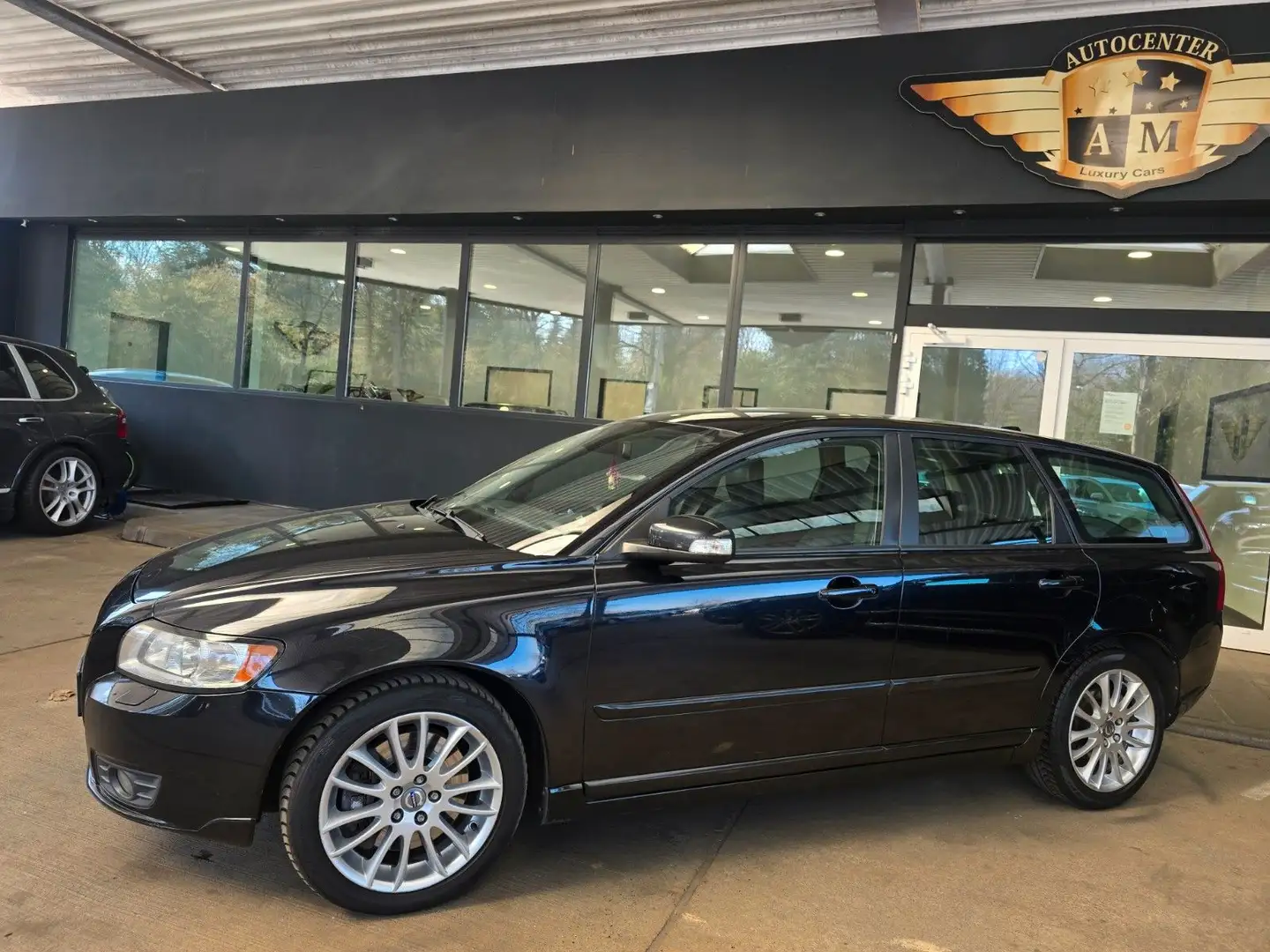 Volvo V50 Kombi D5 AUTOMATIK Summum LEDER/PDC/NAVI/AHK Schwarz - 2
