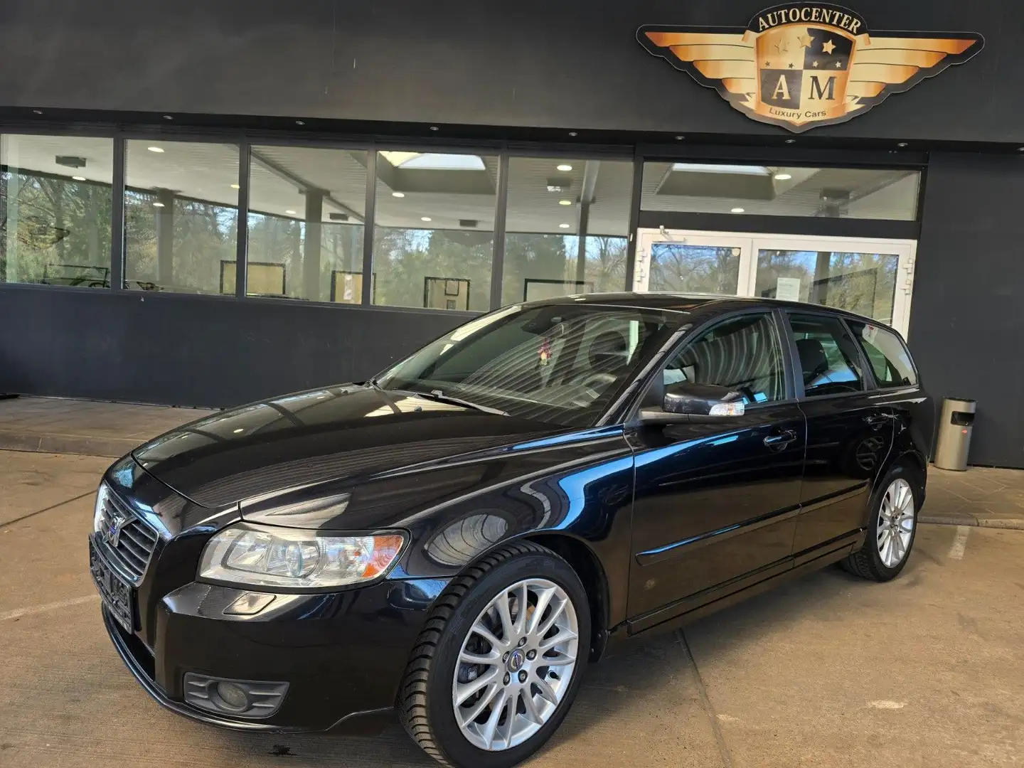 Volvo V50 Kombi D5 AUTOMATIK Summum LEDER/PDC/NAVI/AHK Schwarz - 1