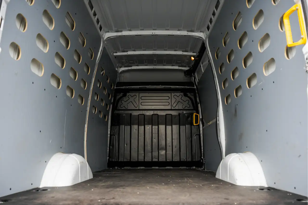 Iveco Daily 2023 — фото 10