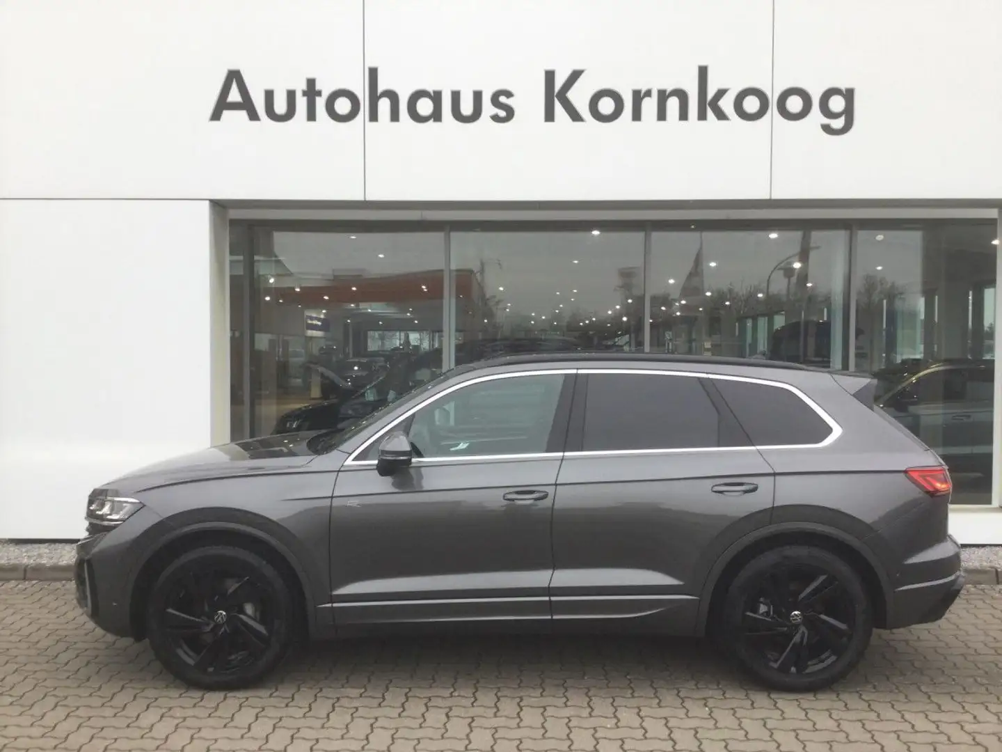 Volkswagen Touareg 3,0 V6 TDI R-Line 4Motion AHK PANO Stand Grijs - 1