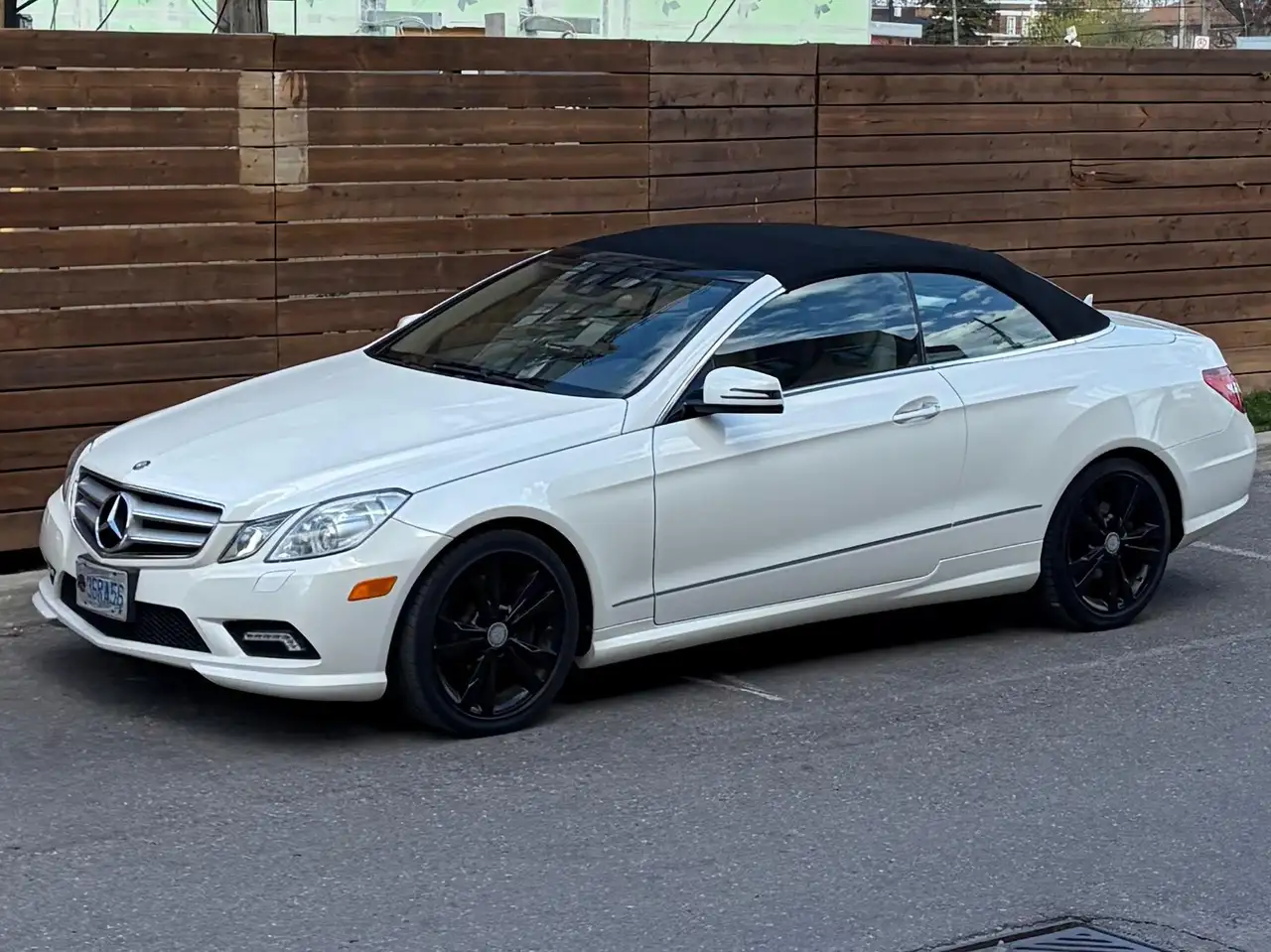 Mercedes-Benz E-Class снимка Mercedes-Benz E-Class