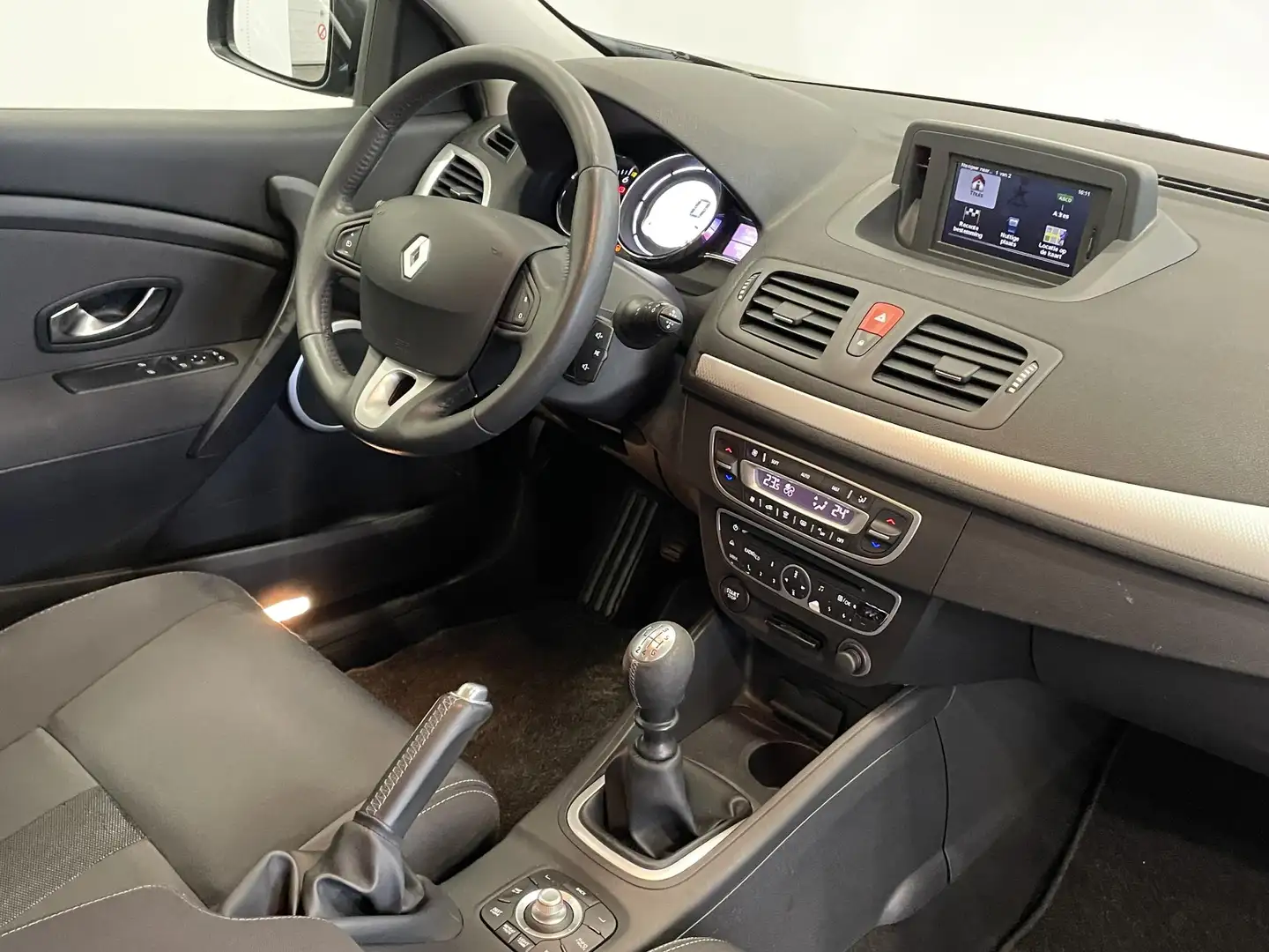 Renault Megane Coupé 1.6 Expression Navigatie Airco Licht metalen Negro - 2