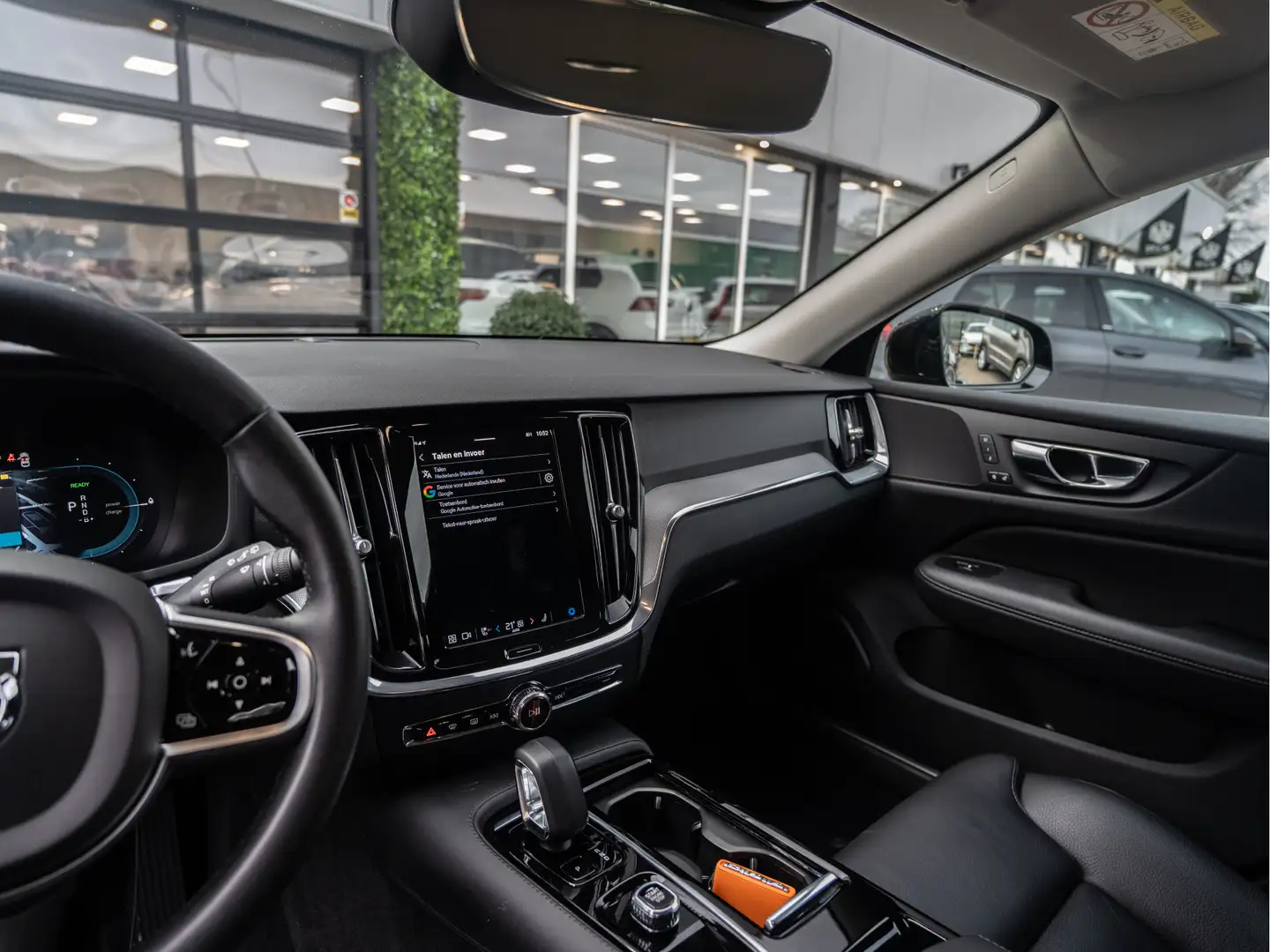 Volvo V60 2.0 T6 Plug-in hybrid AWD Plus Dark | Lighting Pac Grijs - 2