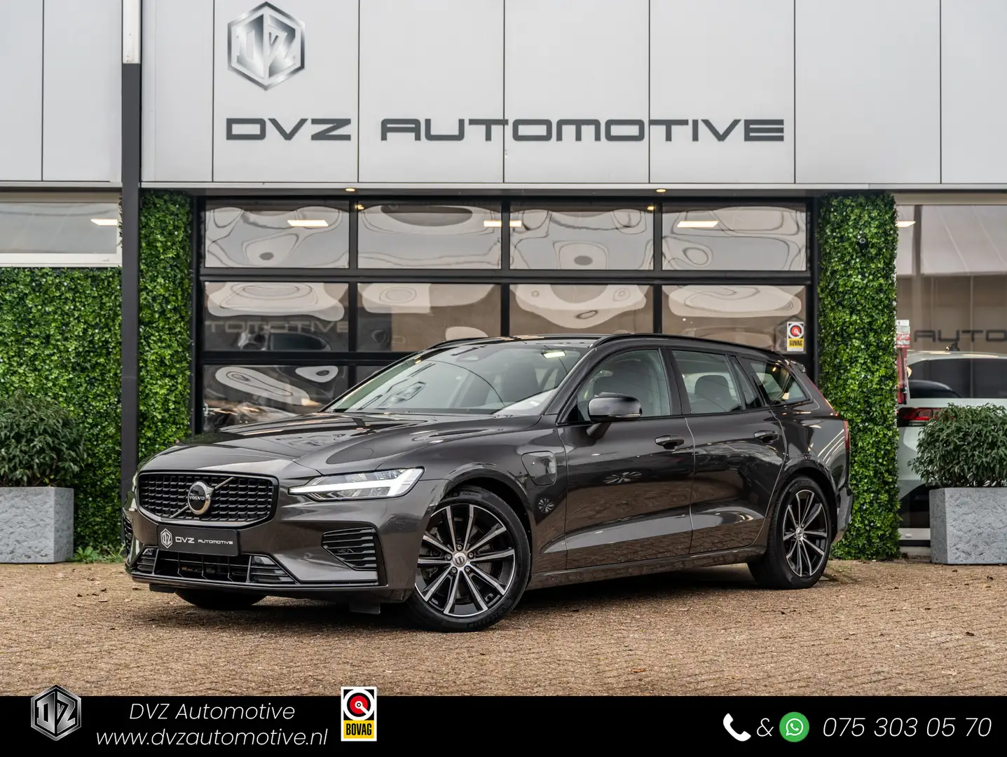 Volvo V60 2.0 T6 Plug-in hybrid AWD Plus Dark | Lighting Pac Grijs - 1