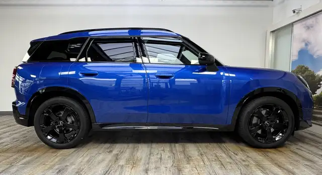 Mini Hatch view 4