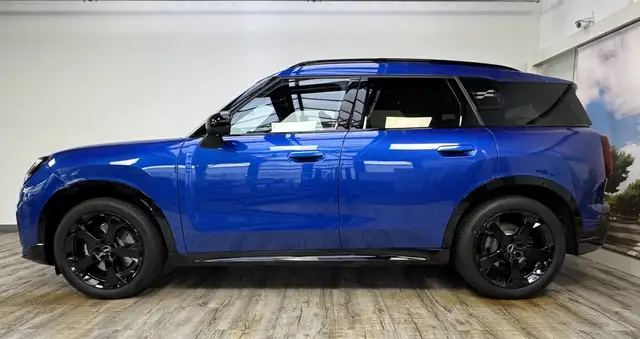 Mini Hatch view 3