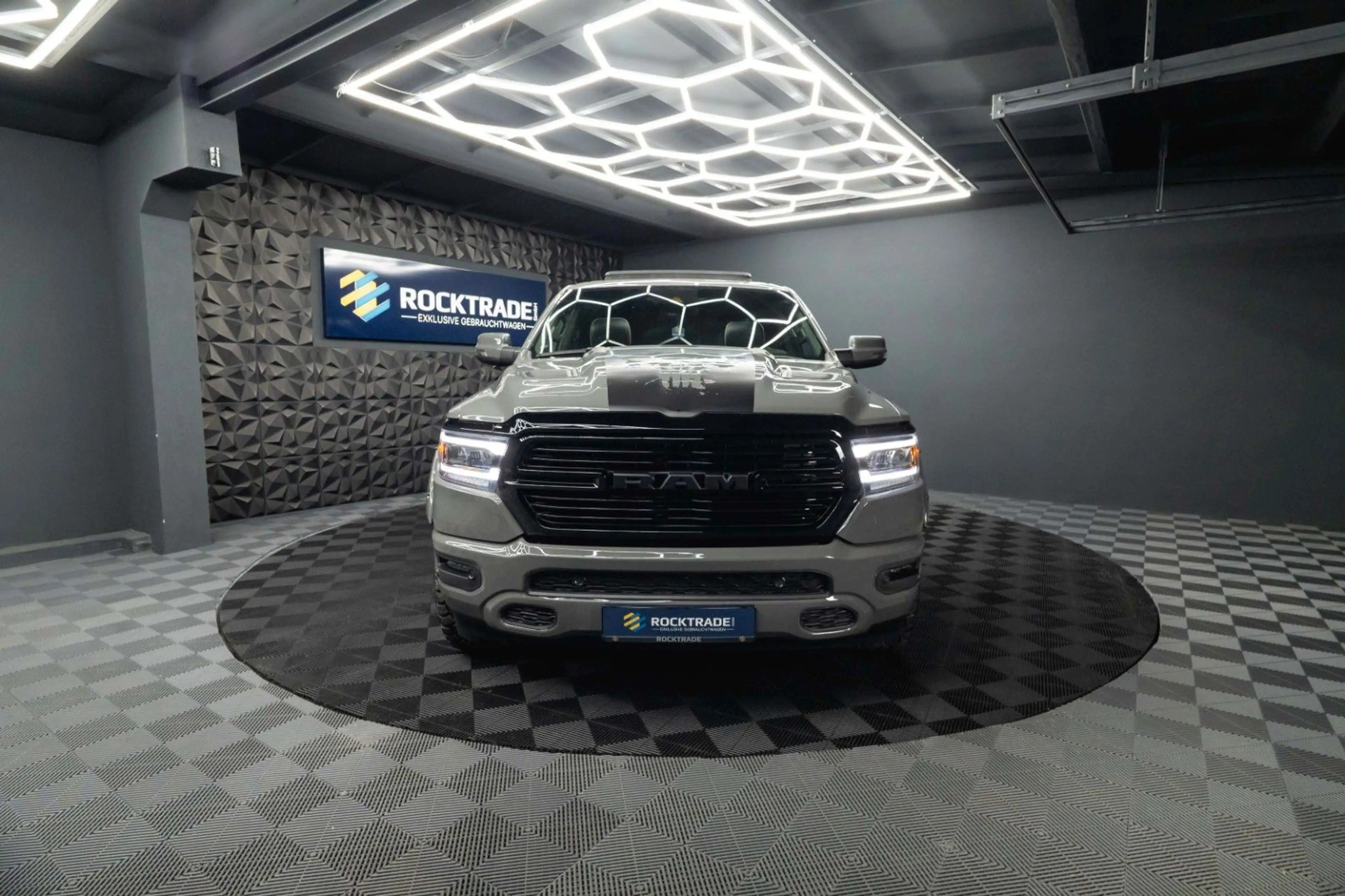 Dodge RAM 5.7 V8 HEMI 4x4 LARAMIE PUNISHER *Pano*19%* — photo 10