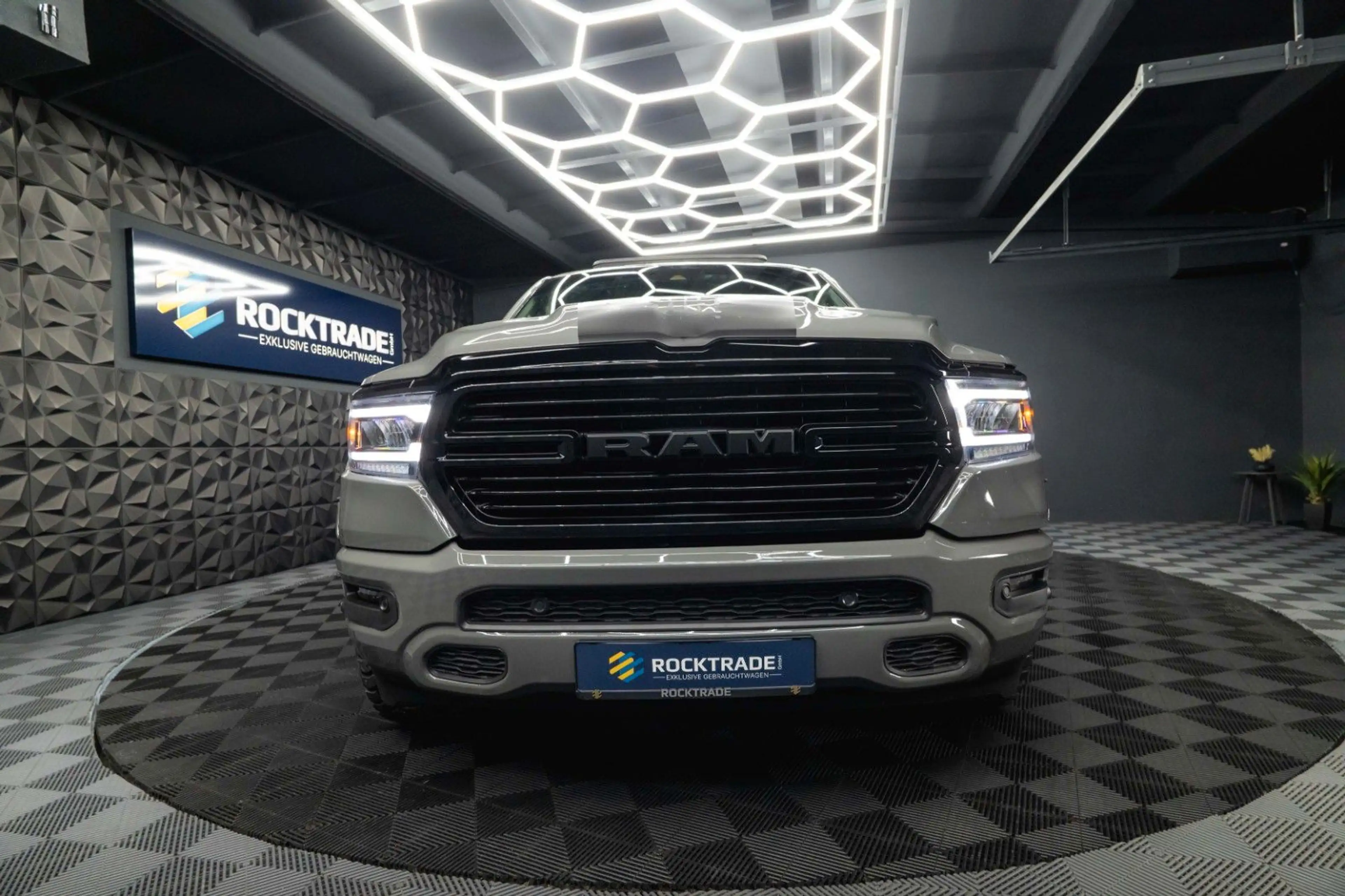 Dodge RAM 5.7 V8 HEMI 4x4 LARAMIE PUNISHER *Pano*19%* — photo 12