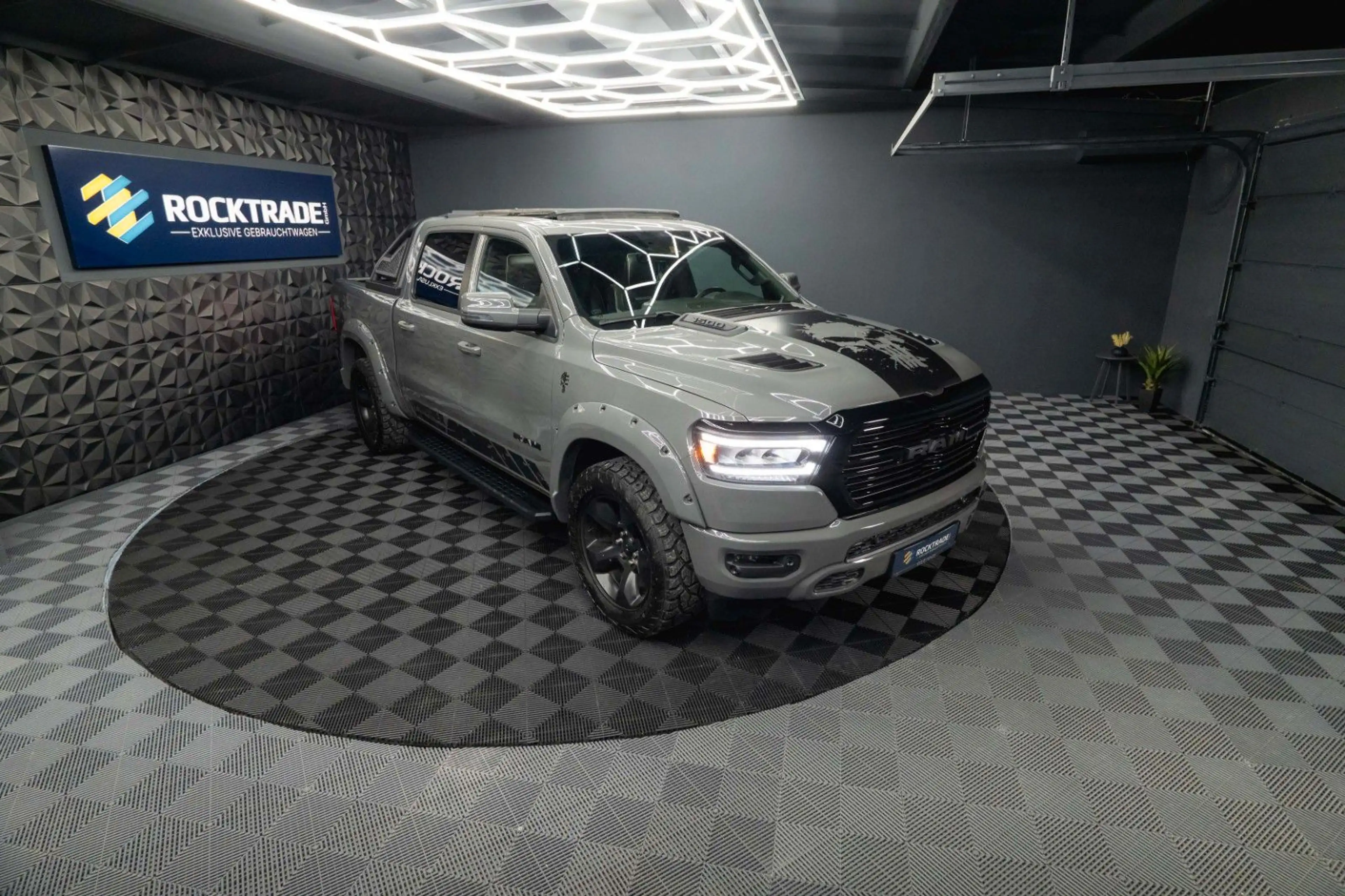 Dodge RAM 5.7 V8 HEMI 4x4 LARAMIE PUNISHER *Pano*19%* — photo 13