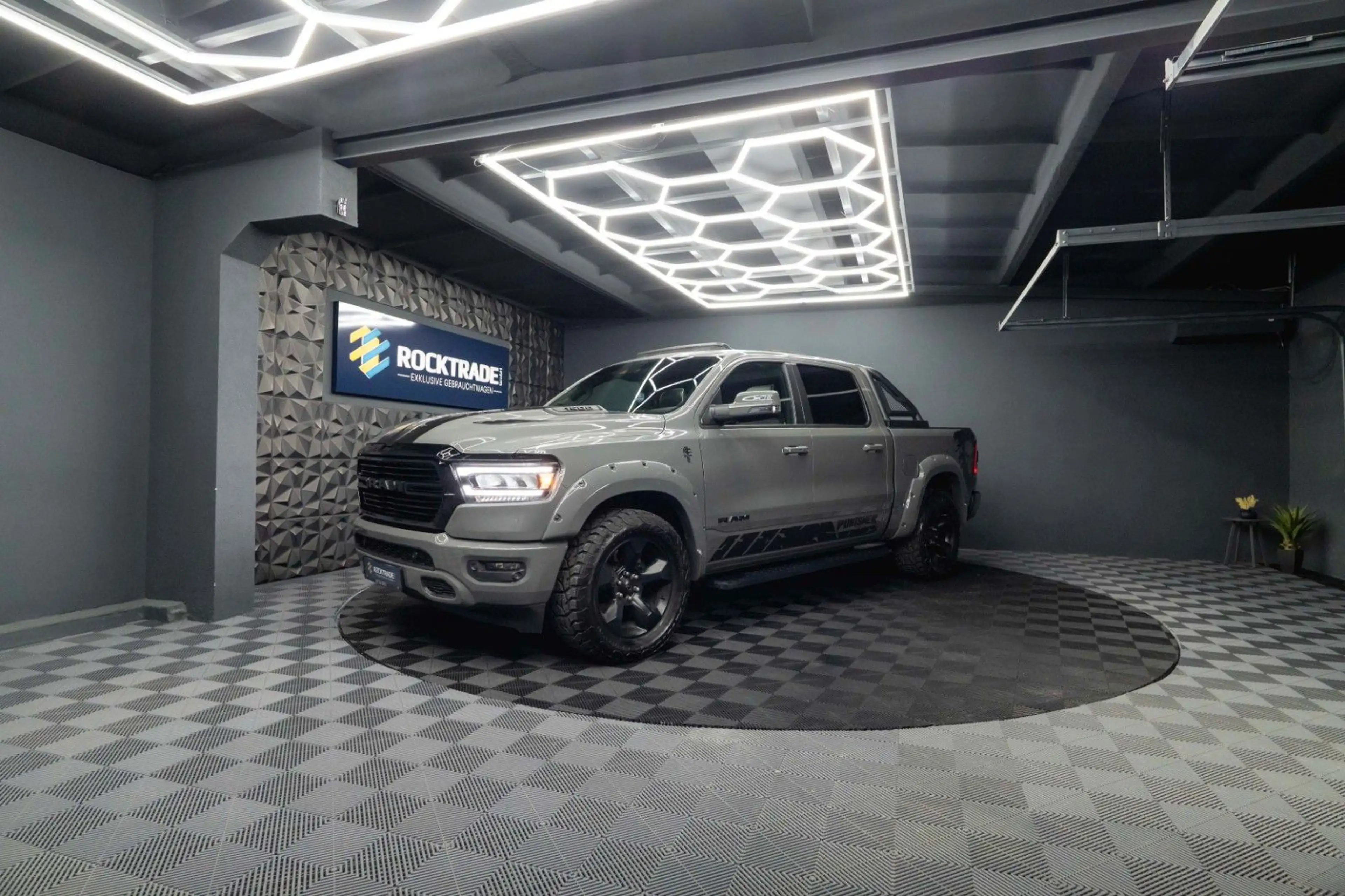 Dodge RAM 5.7 V8 HEMI 4x4 LARAMIE PUNISHER *Pano*19%* — photo 9