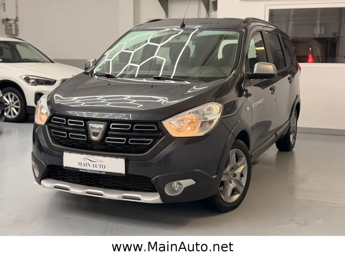 Dacia Lodgy Stepway 1.3l 1.Hand/5-Sitze/CAM/AHK/NAVI Grau - 2