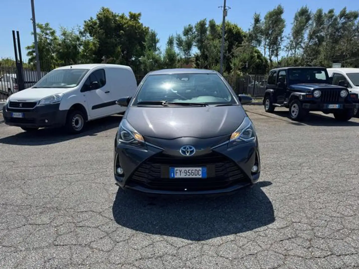 Toyota Yaris 1.5 Hybrid 5 porte Cool Gris - 1