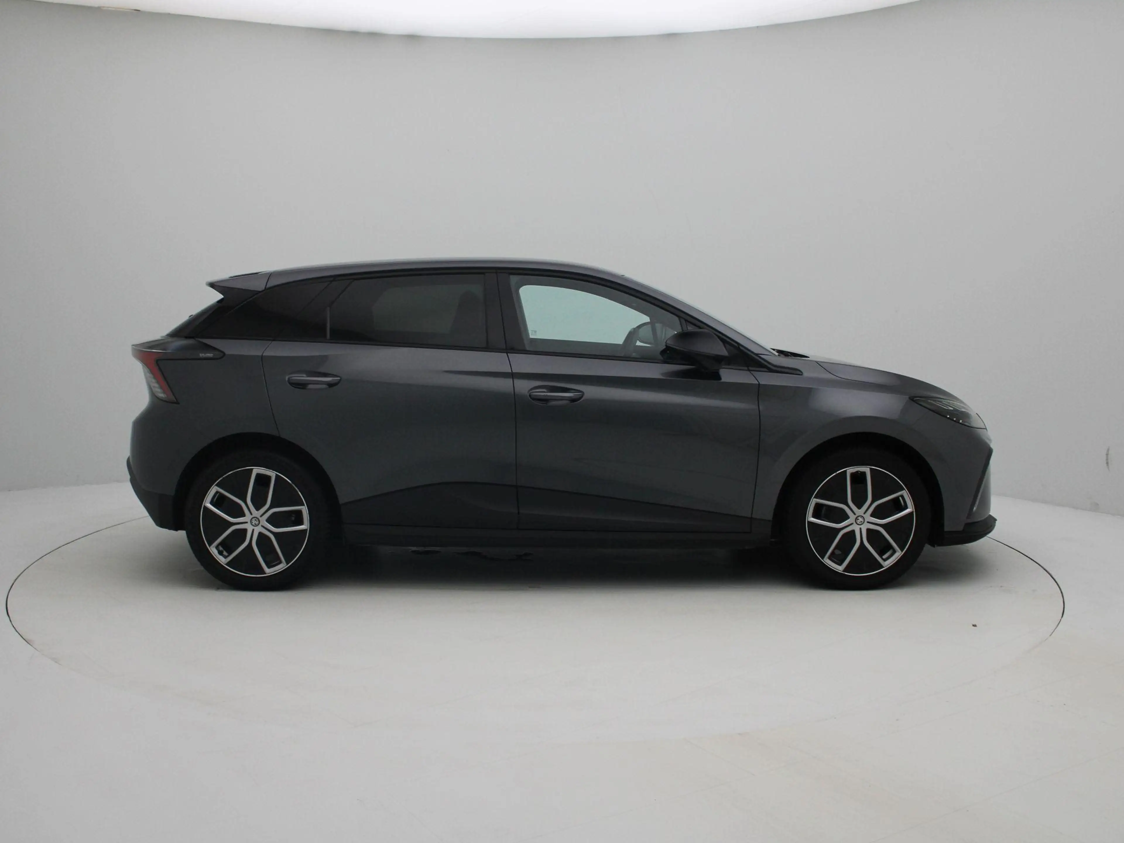 MG MG4 Long Range Luxury 64 kWh — photo 6