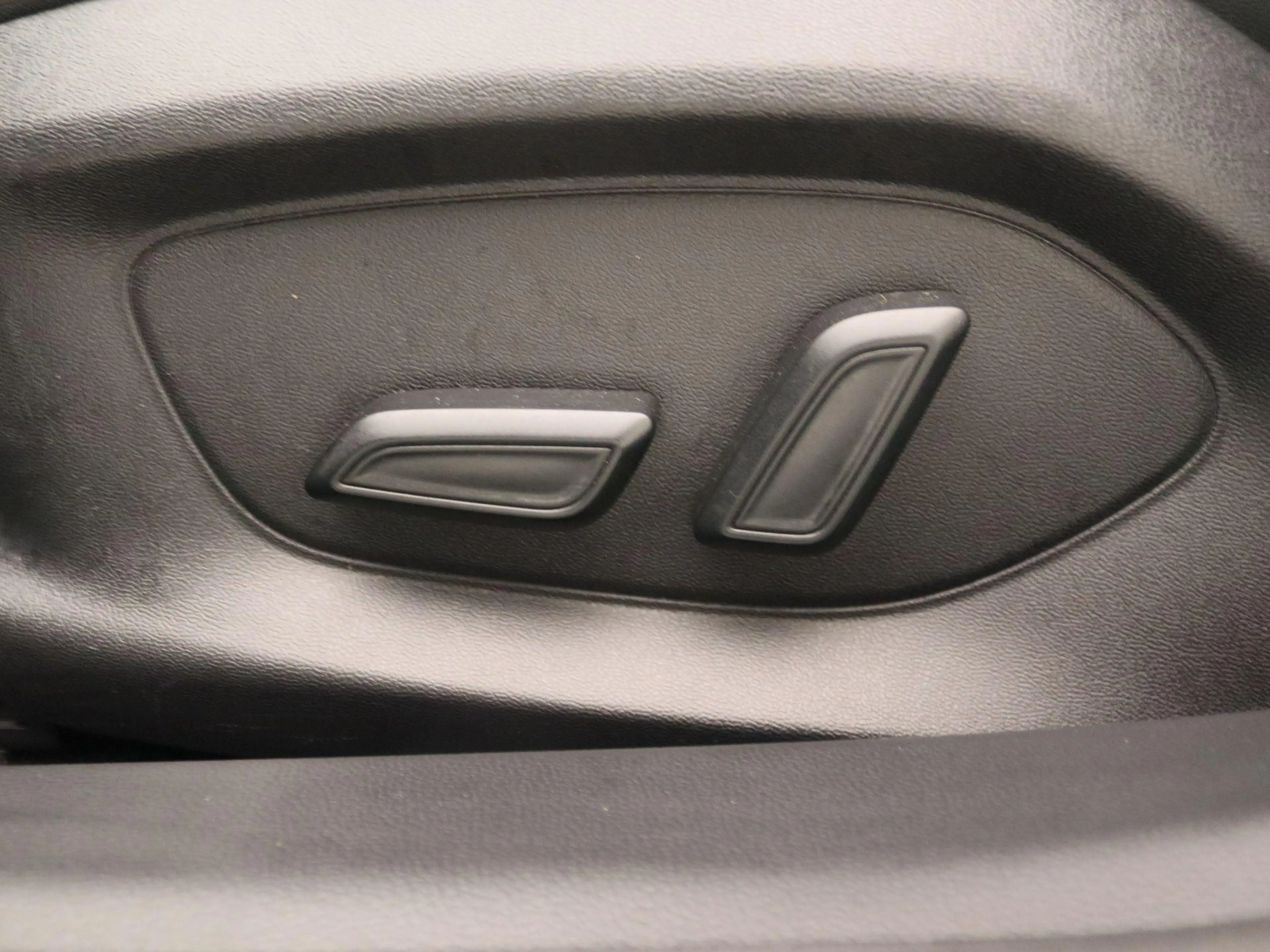 MG MG4 Long Range Luxury 64 kWh — photo 12