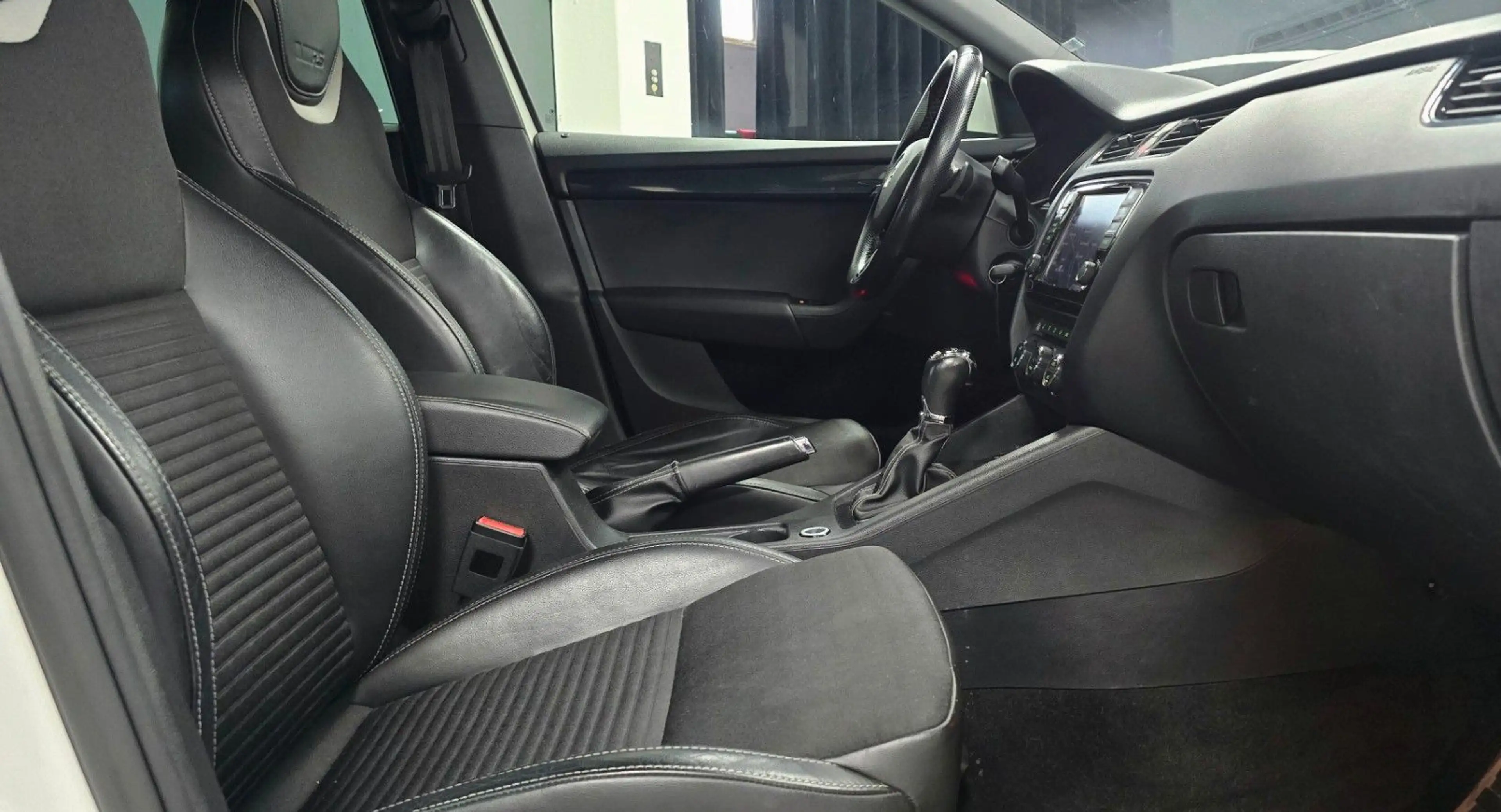 Skoda Octavia Combi RS*NAVI*ABSTAND*APPLE CARPLAY*DAB — photo 31