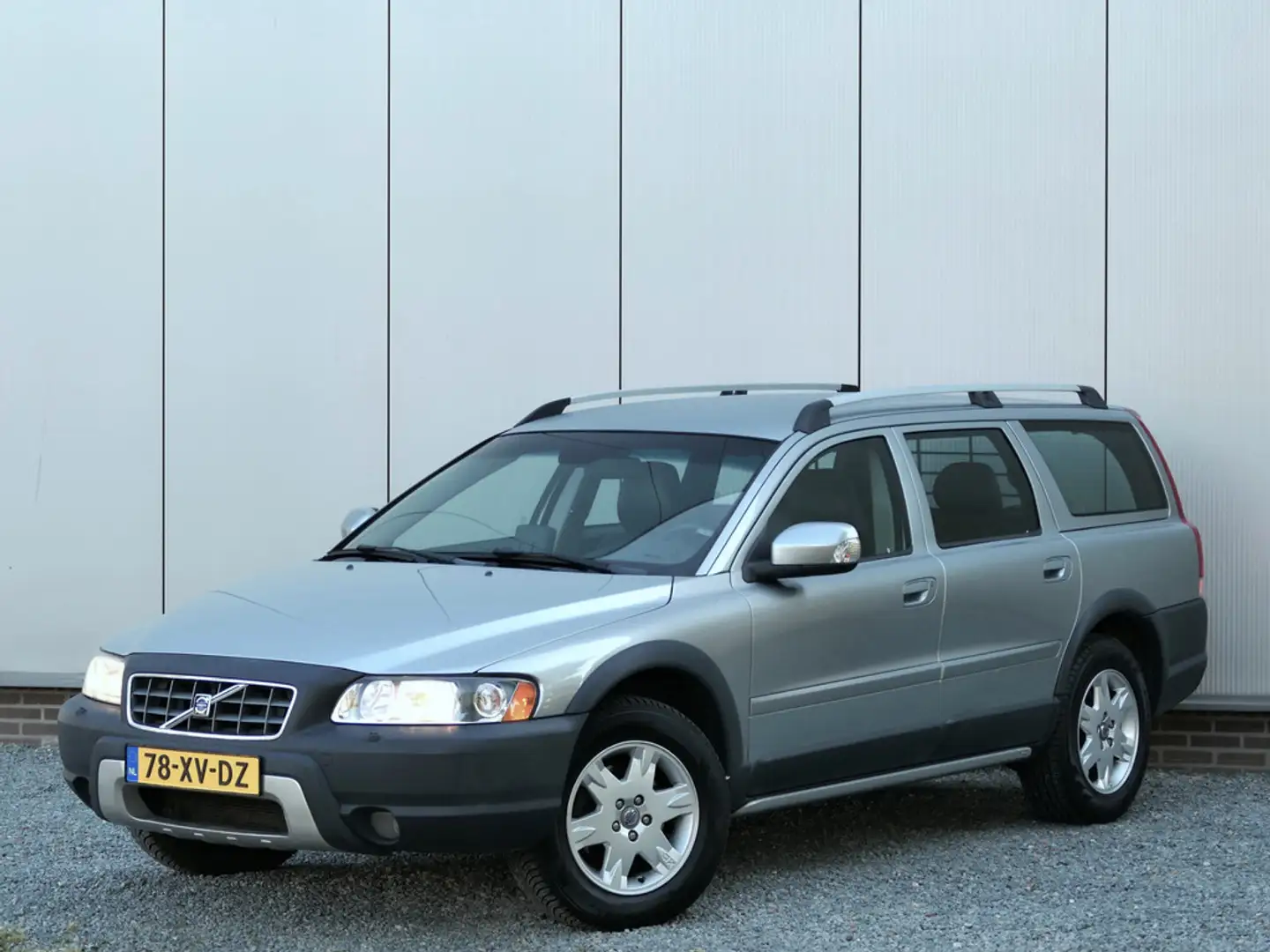 Volvo XC70 2.5T AUT Momentum Leer / Navi / Cruise control / S Gris - 1