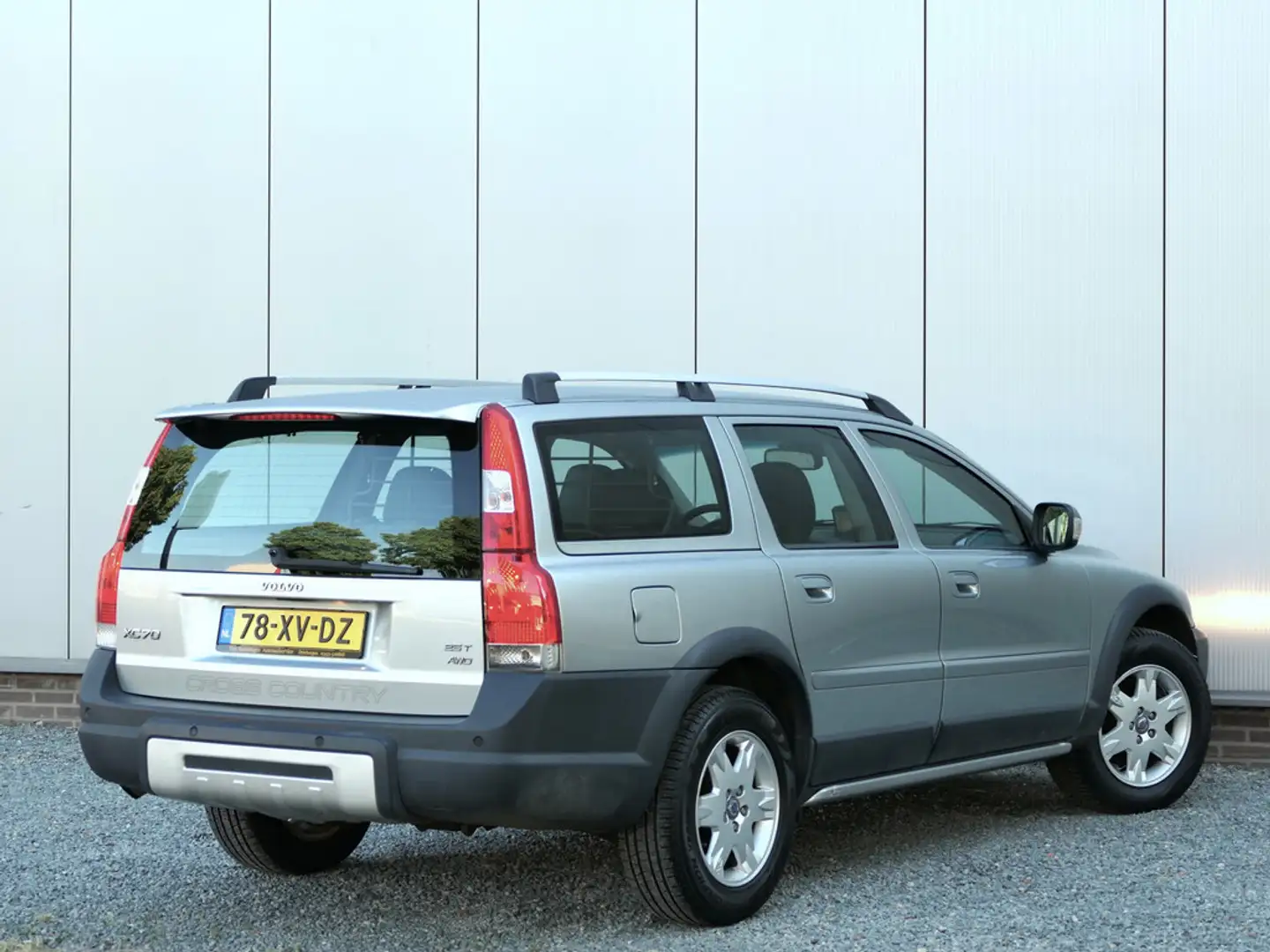 Volvo XC70 2.5T AUT Momentum Leer / Navi / Cruise control / S Gris - 2