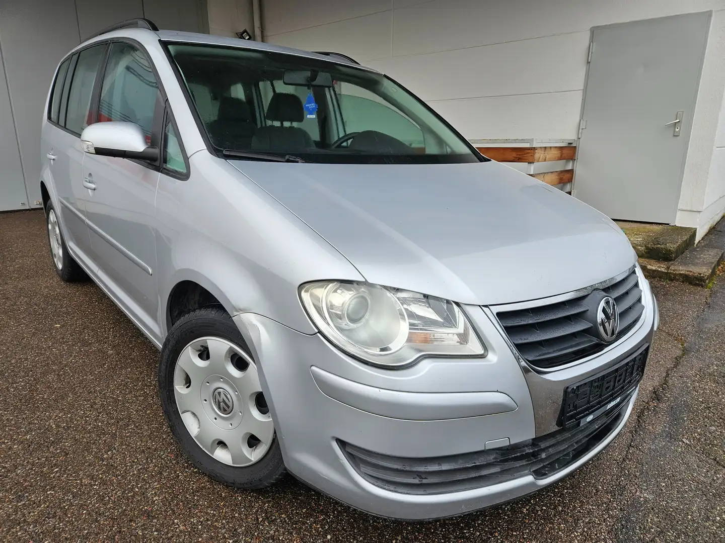 Volkswagen Touran 1.6 Trendline 7-Sitzer (Zahnriemen erneuert .) Grau - 2