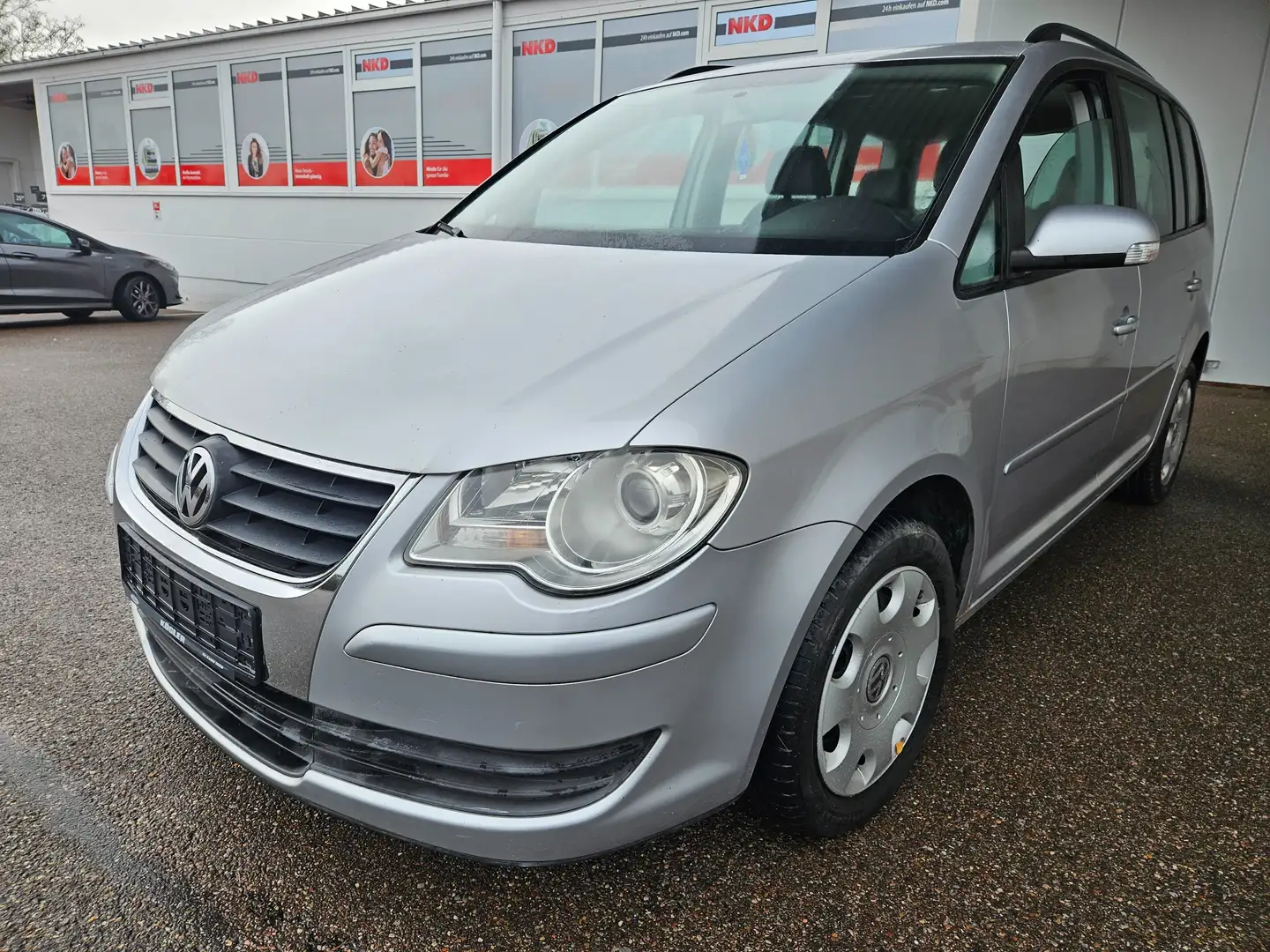 Volkswagen Touran 1.6 Trendline 7-Sitzer (Zahnriemen erneuert .) Grau - 1