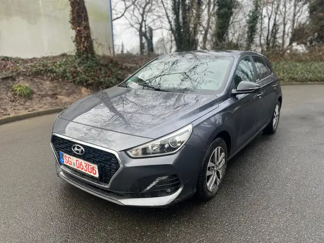 Hyundai i30 1.6 YES! Automatik / Kamera / Navi