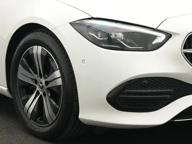 Mercedes-Benz C-Class view 9