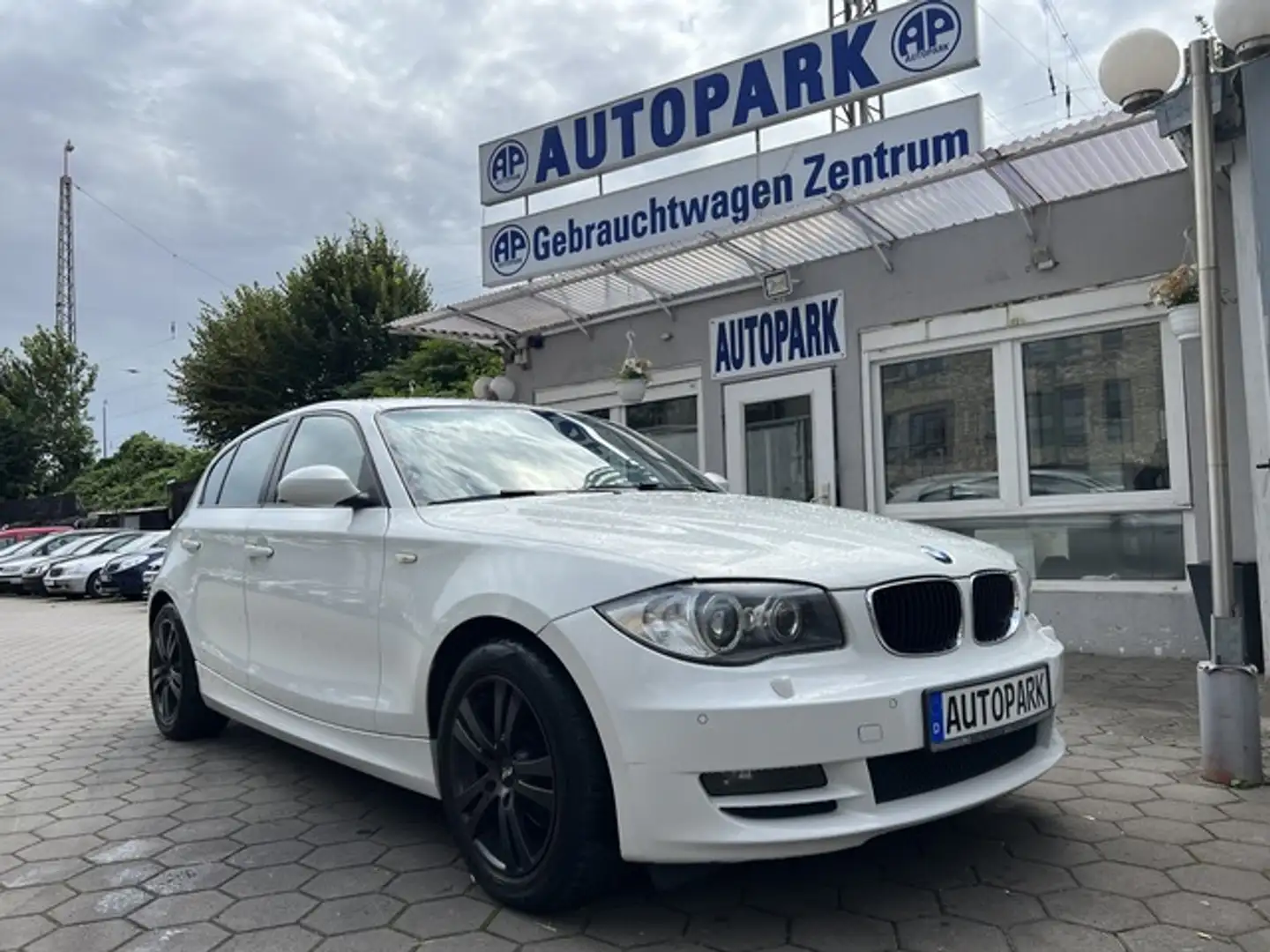 BMW 118 118d*Klimaaut*Navi*Leder*Xenon*PDC*6 Gang*Alu Weiß - 1