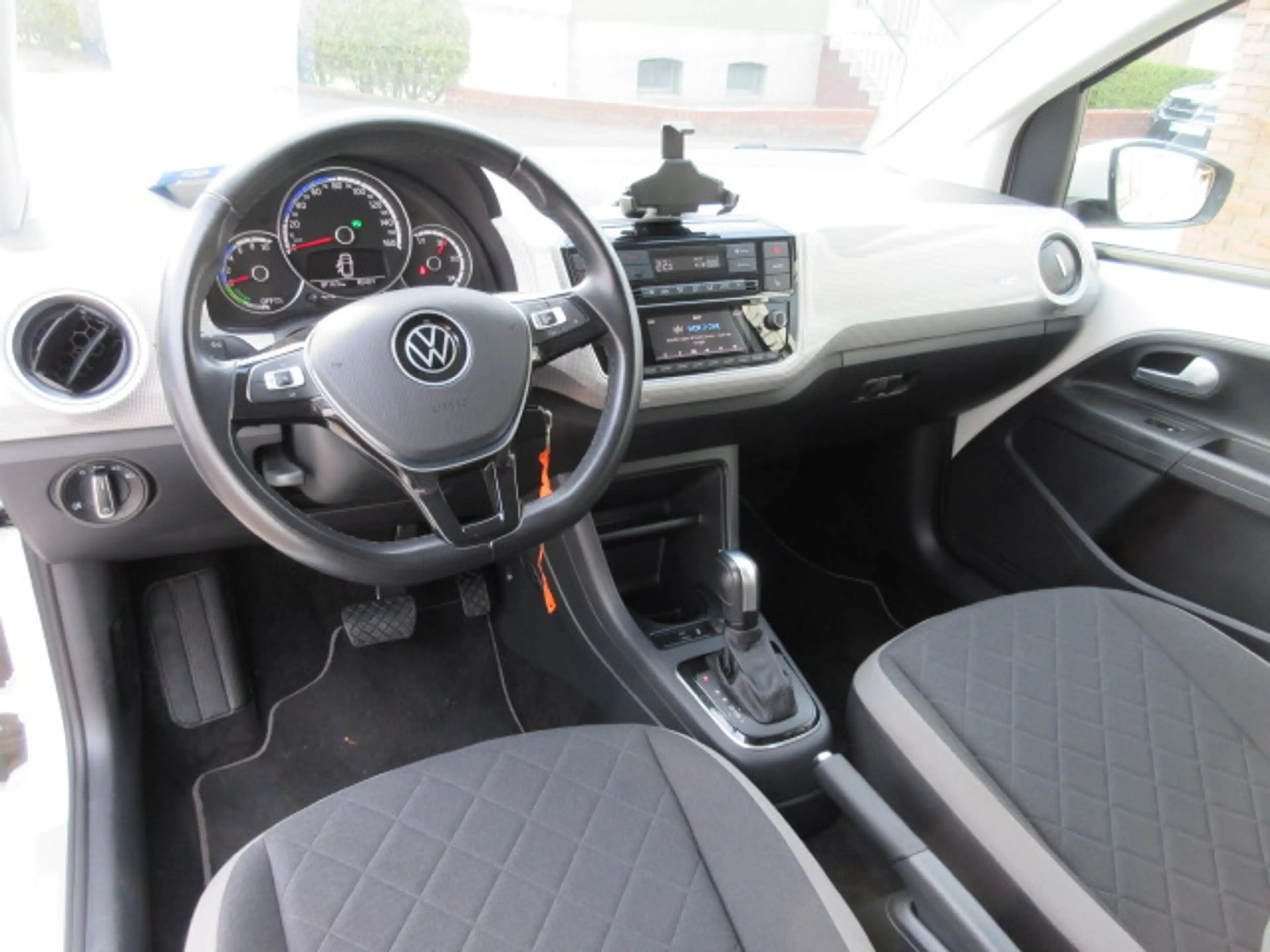 Volkswagen e-up! Style "Plus" Automatik NAVIV. KAMERA ALU GRA APS SITZHEIZUNG CLIMATRONIC — photo 8