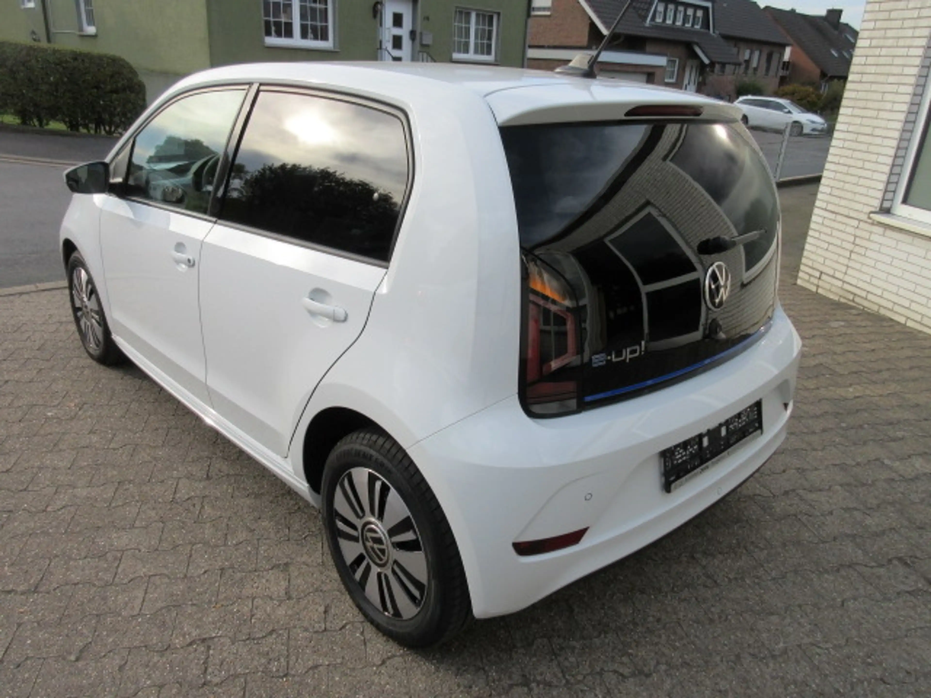 Volkswagen e-up! Style "Plus" Automatik NAVIV. KAMERA ALU GRA APS SITZHEIZUNG CLIMATRONIC — photo 2