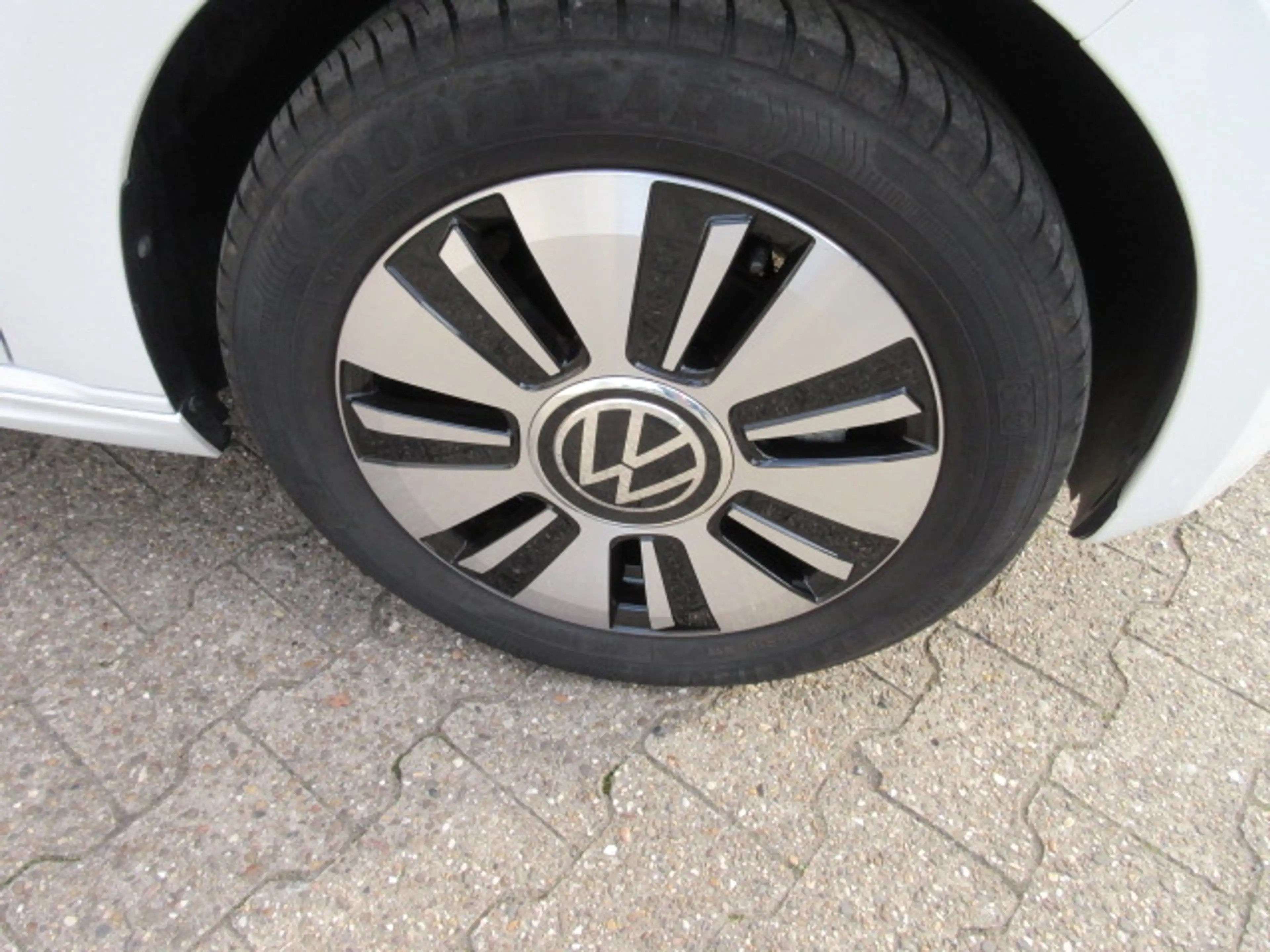 Volkswagen e-up! Style "Plus" Automatik NAVIV. KAMERA ALU GRA APS SITZHEIZUNG CLIMATRONIC — photo 5