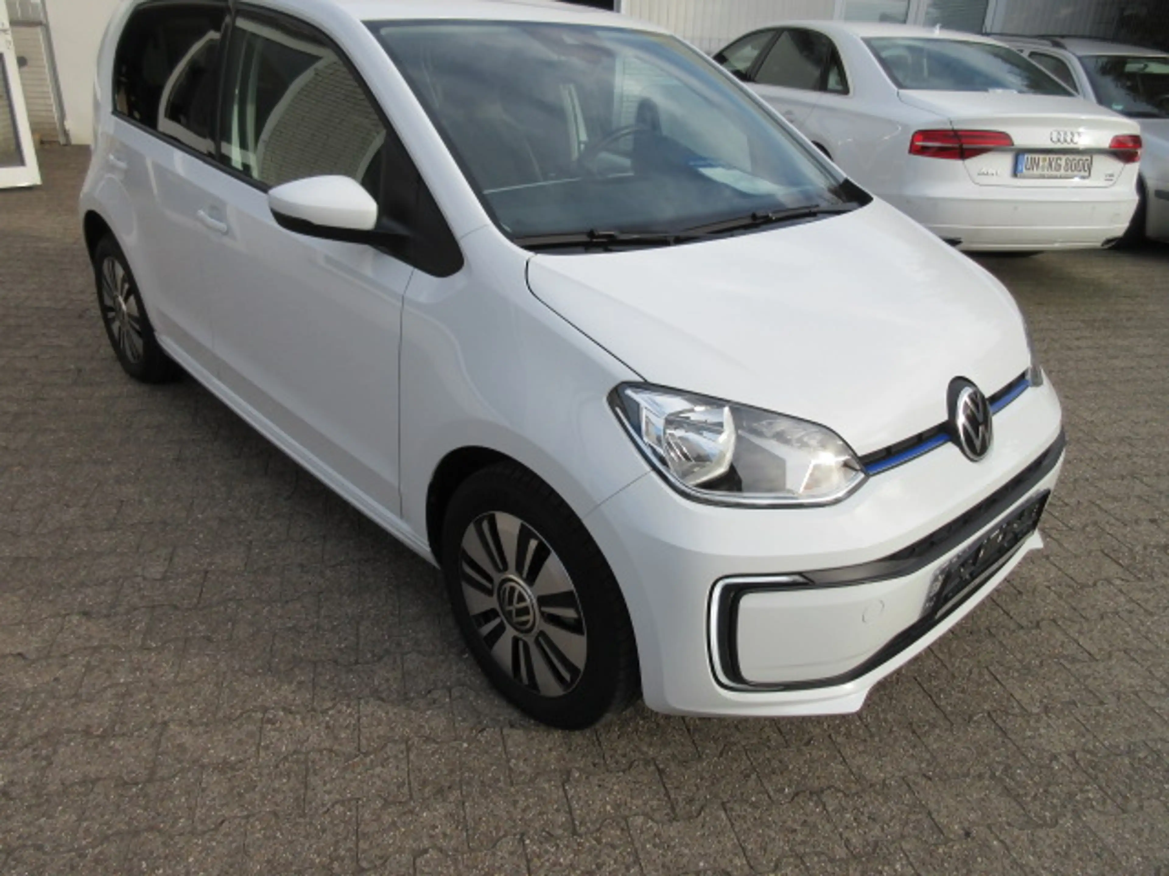 Volkswagen e-up! Style "Plus" Automatik NAVIV. KAMERA ALU GRA APS SITZHEIZUNG CLIMATRONIC — photo 4