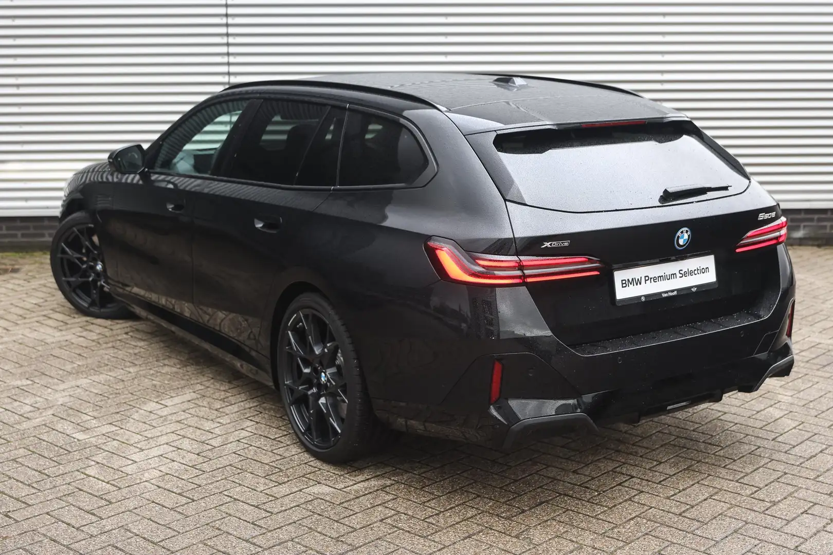 BMW 550 5 Serie Touring 550e xDrive M Sport Automaat / Pan Zwart - 2