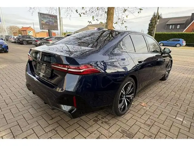 BMW 5 Series view 18