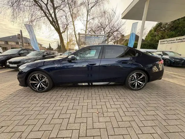 BMW 5 Series view 19