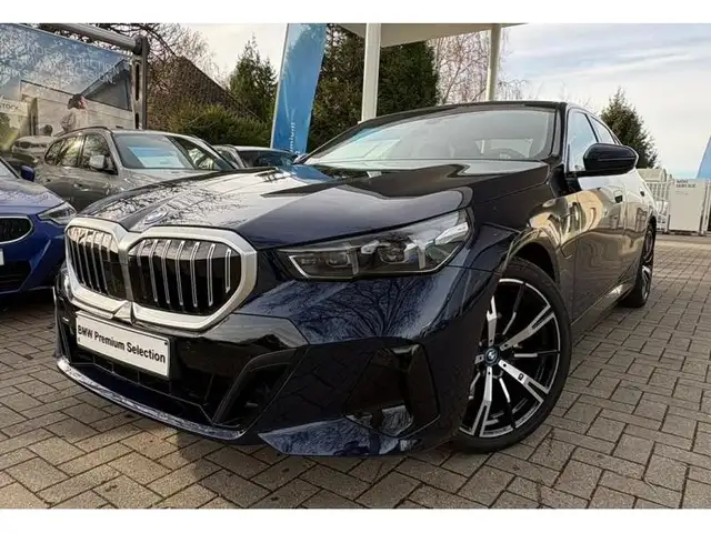 BMW 5 Series view 17