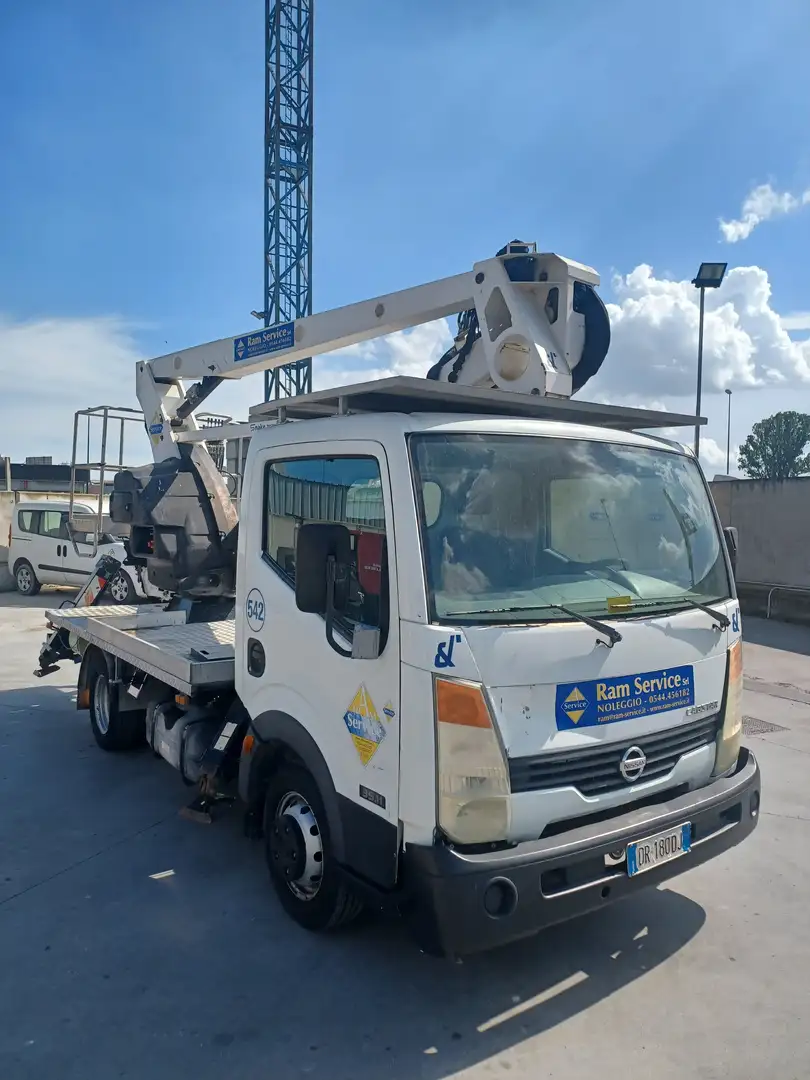 Nissan Cabstar F24 35.110/2 CON PIATTAFORMA AEREA 21MT Blanco - 2