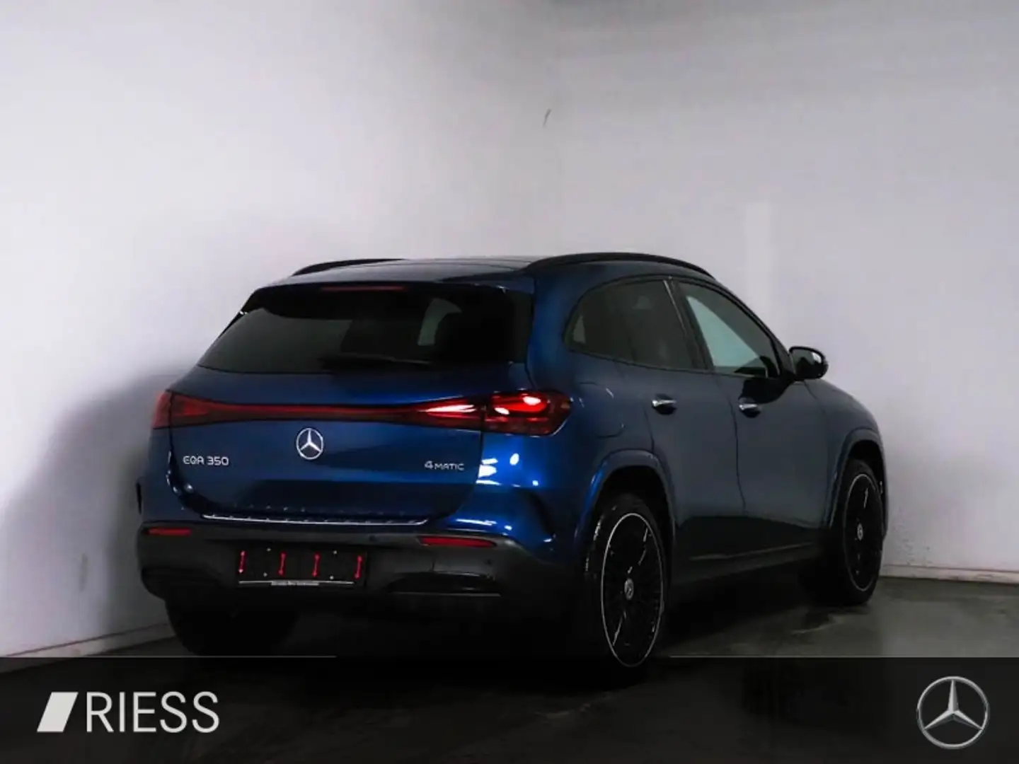 Mercedes-Benz EQA 350 4M AMG Sport Night Distr AHK Pano 20" Blau - 2