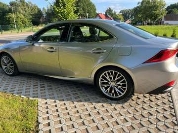 IS 300h Luxury Line