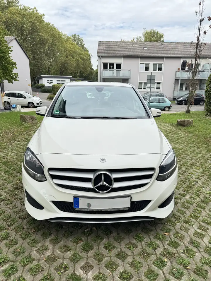 Mercedes-Benz B 180 Mercedes-Benz B 180 Automatik Benzin 166.000 km — photo 1 of 12