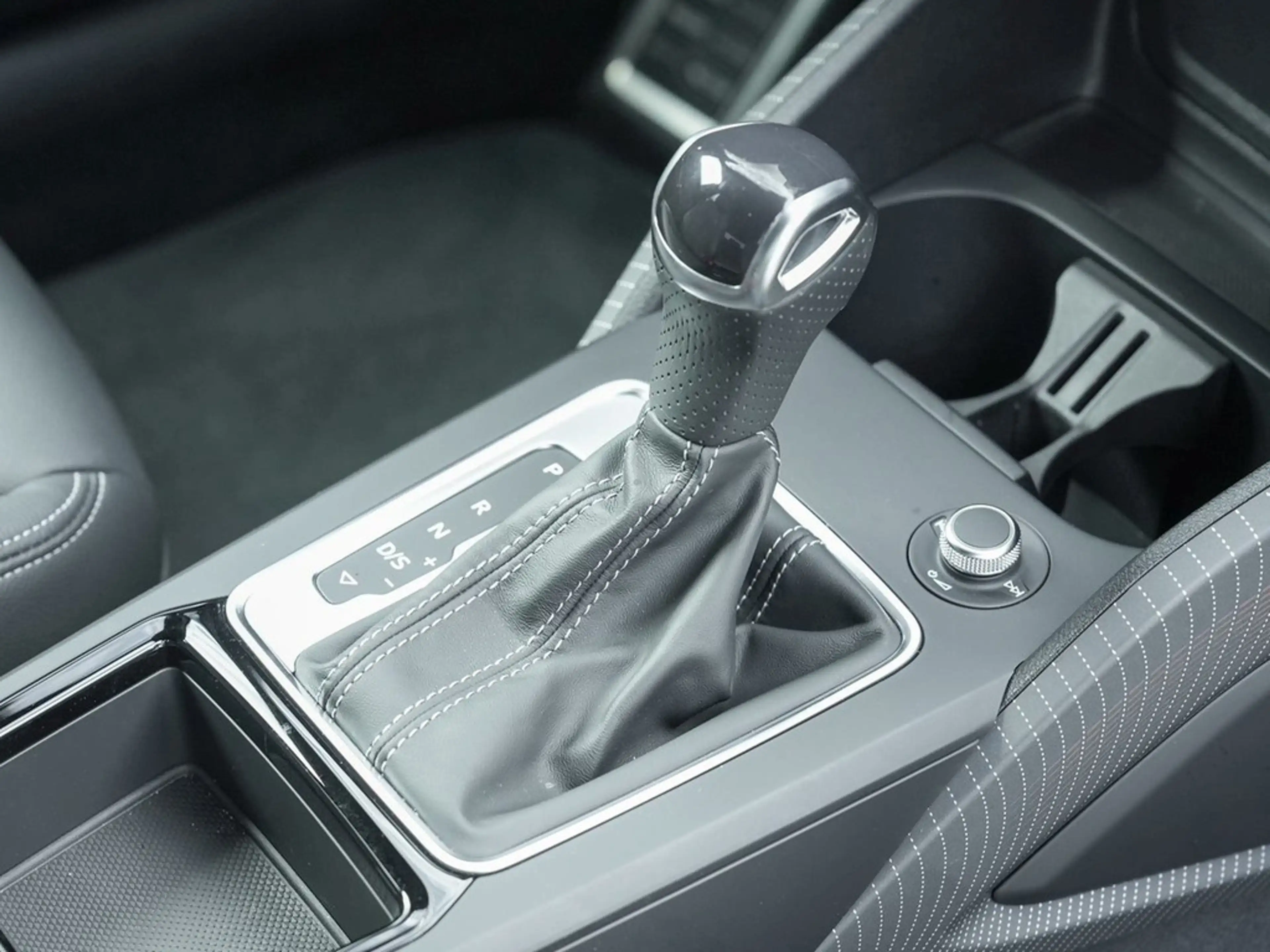 Audi Q2 35 TFSI S tronic S Line /MatrixLED/Navi/AHK — photo 11