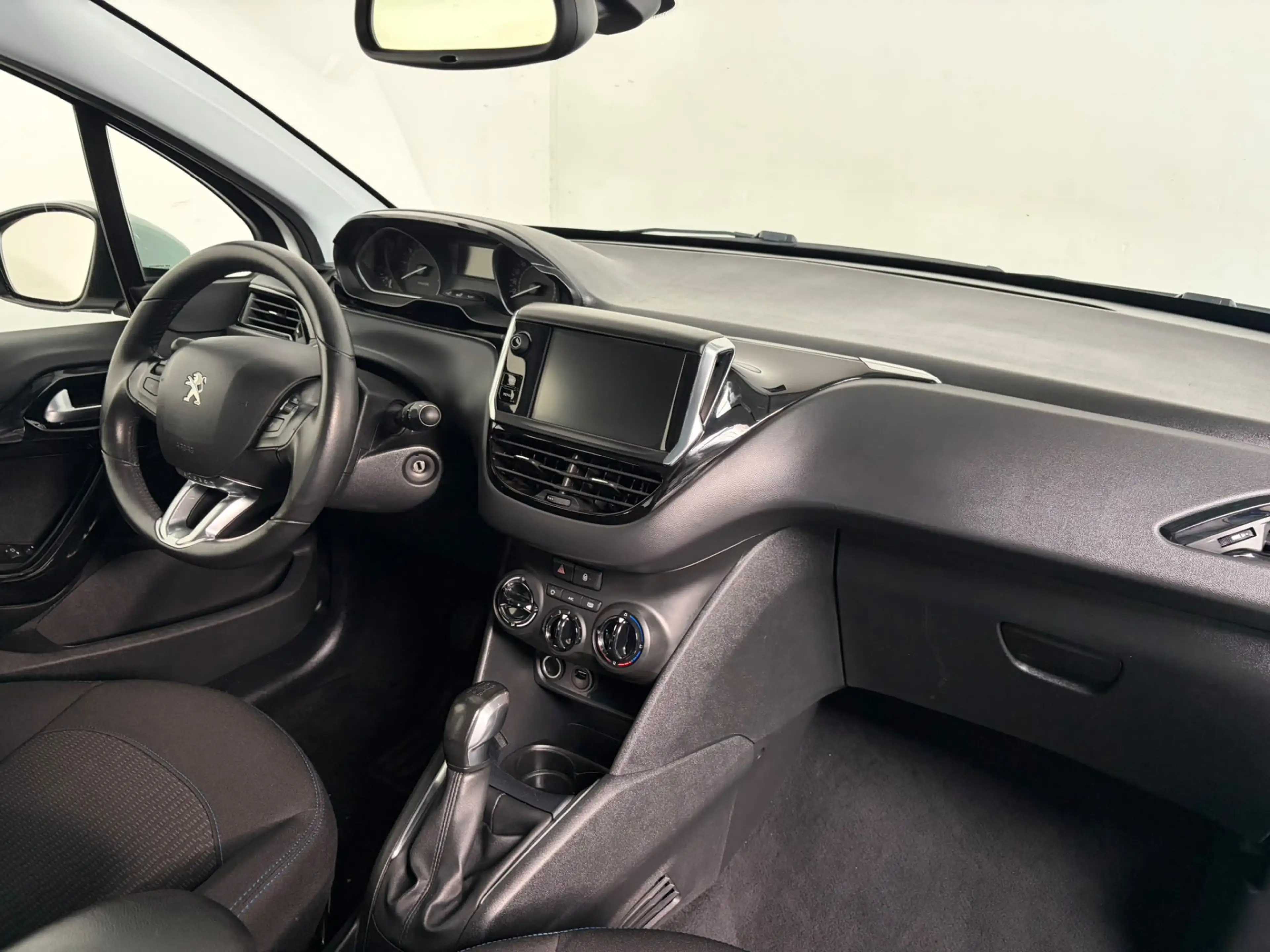 Peugeot 208 1.2 PureTech Signature — photo 4