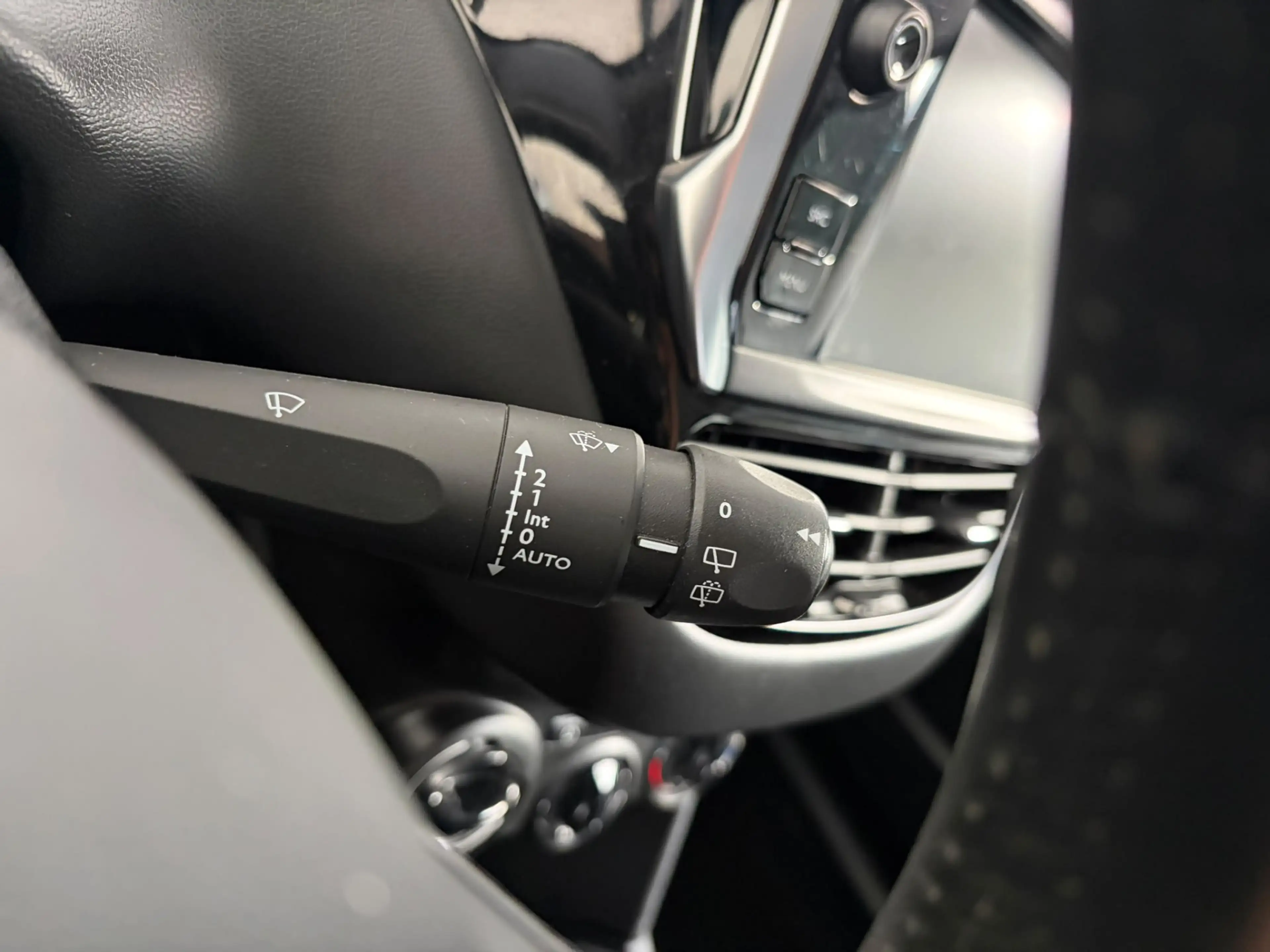 Peugeot 208 1.2 PureTech Signature — photo 14