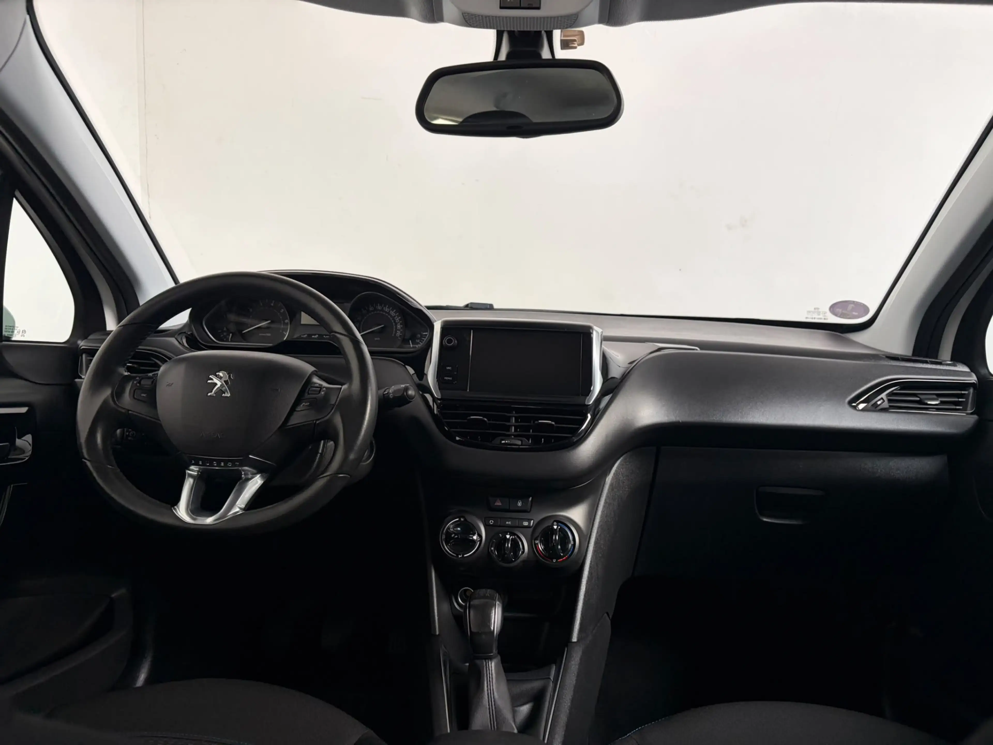 Peugeot 208 1.2 PureTech Signature — photo 3