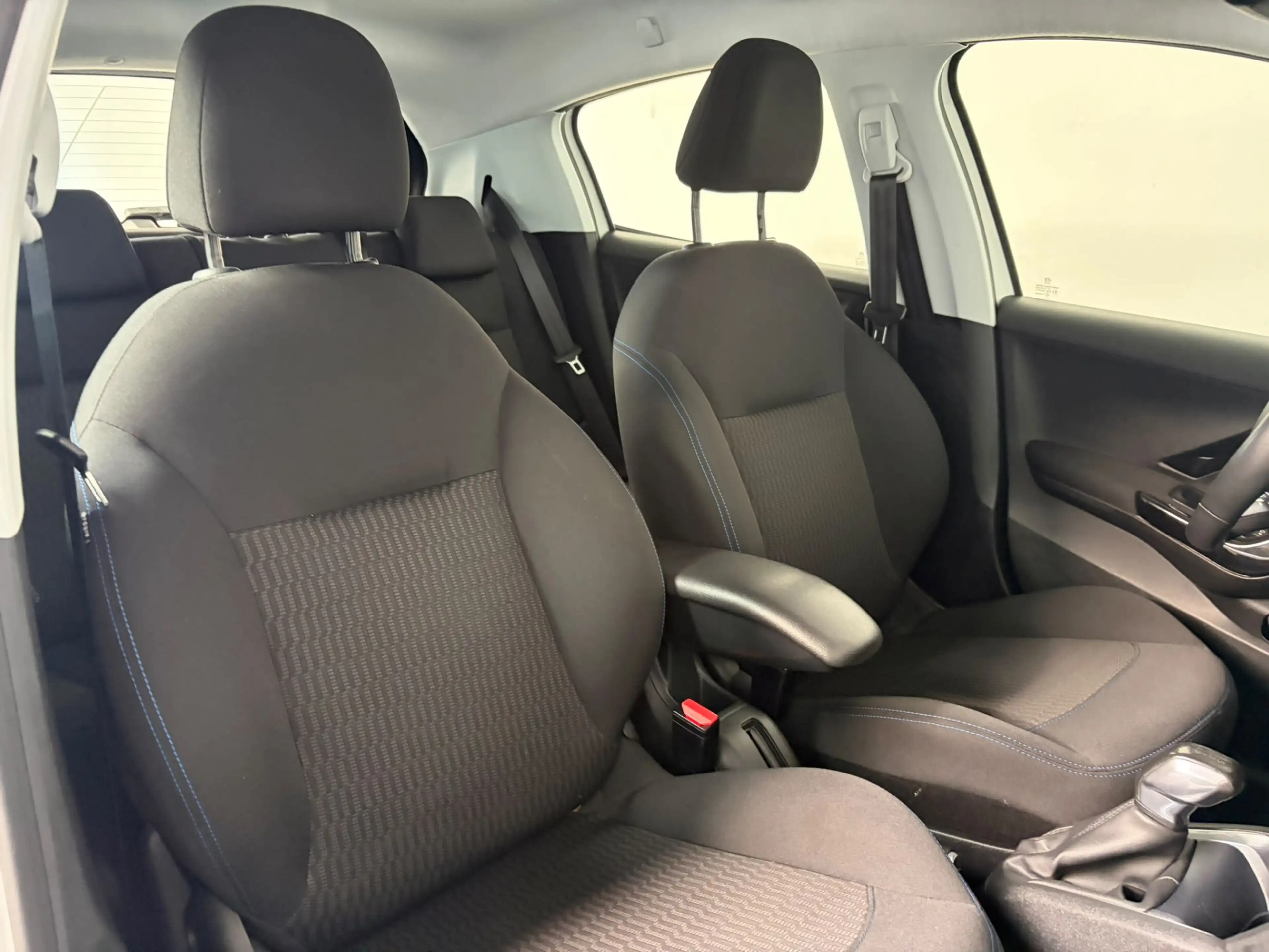 Peugeot 208 1.2 PureTech Signature — photo 5
