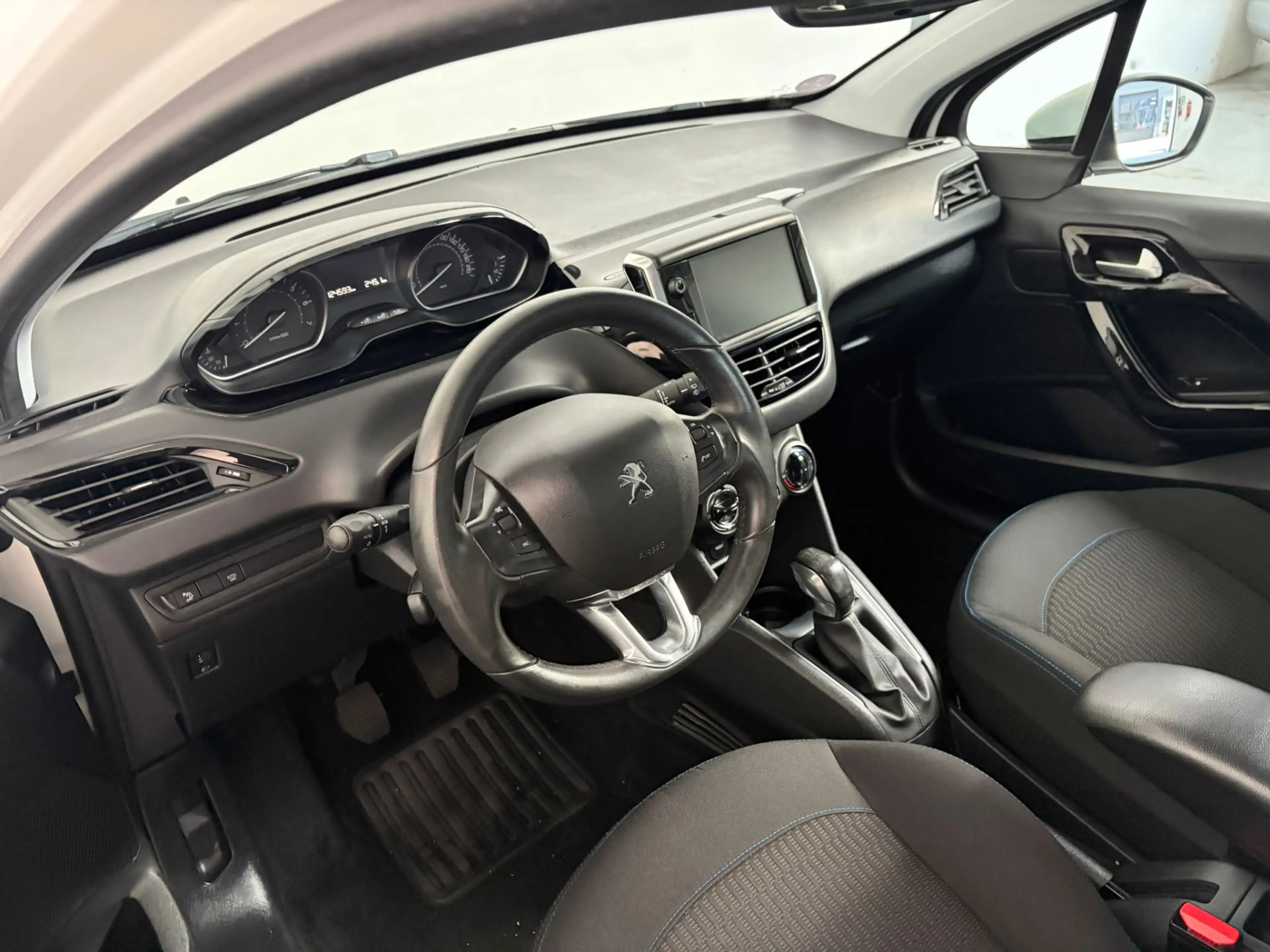 Peugeot 208 1.2 PureTech Signature — photo 6