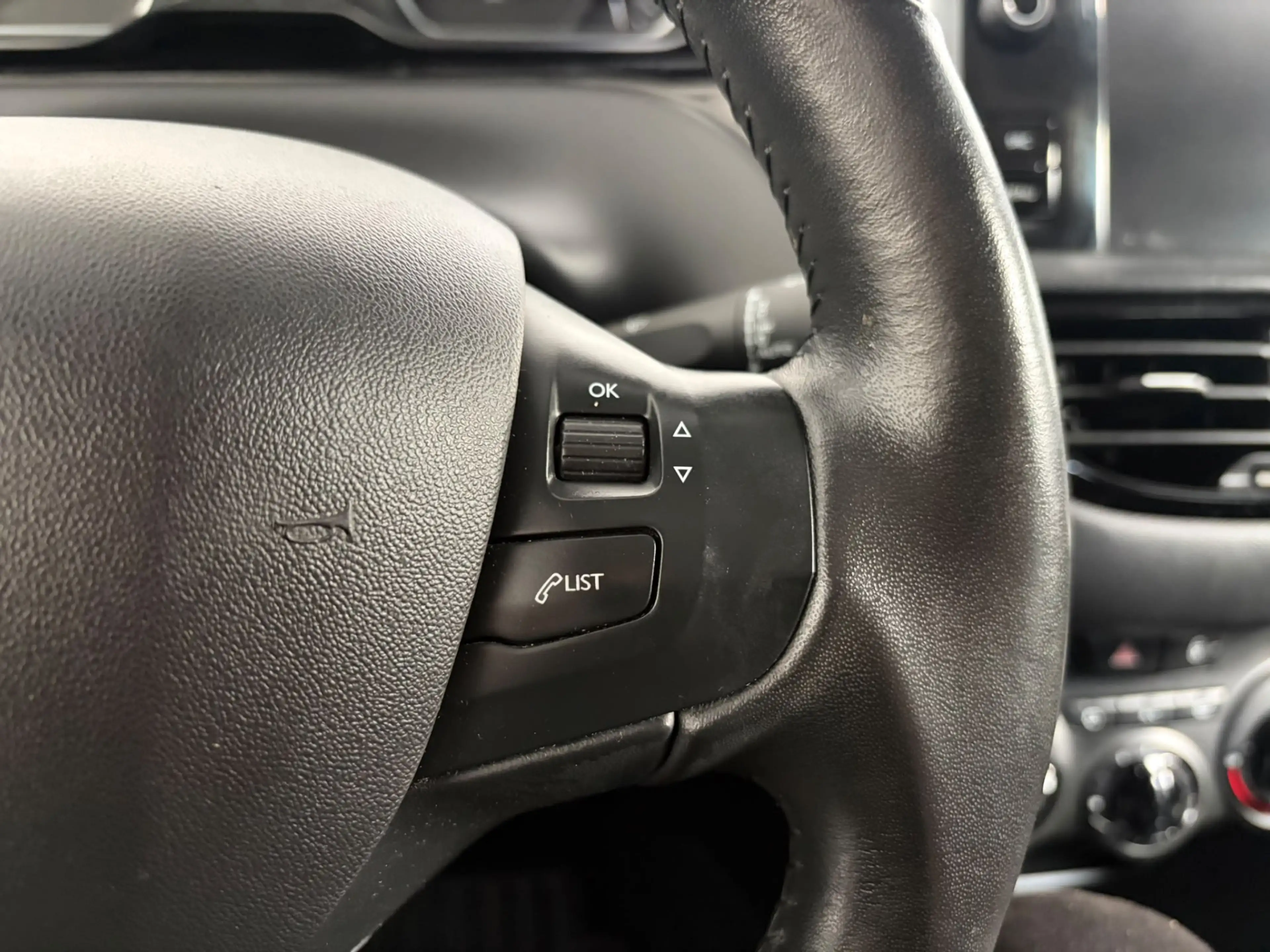 Peugeot 208 1.2 PureTech Signature — photo 13