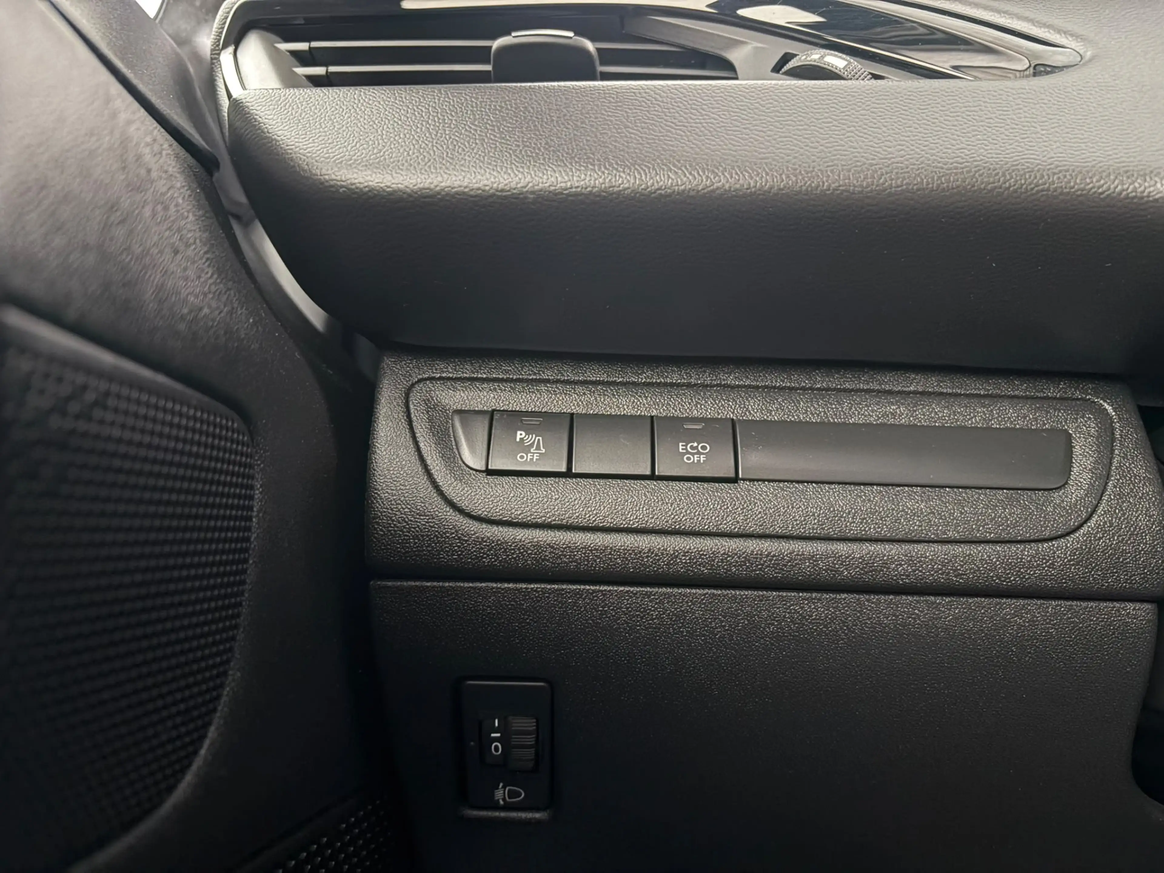 Peugeot 208 1.2 PureTech Signature — photo 8