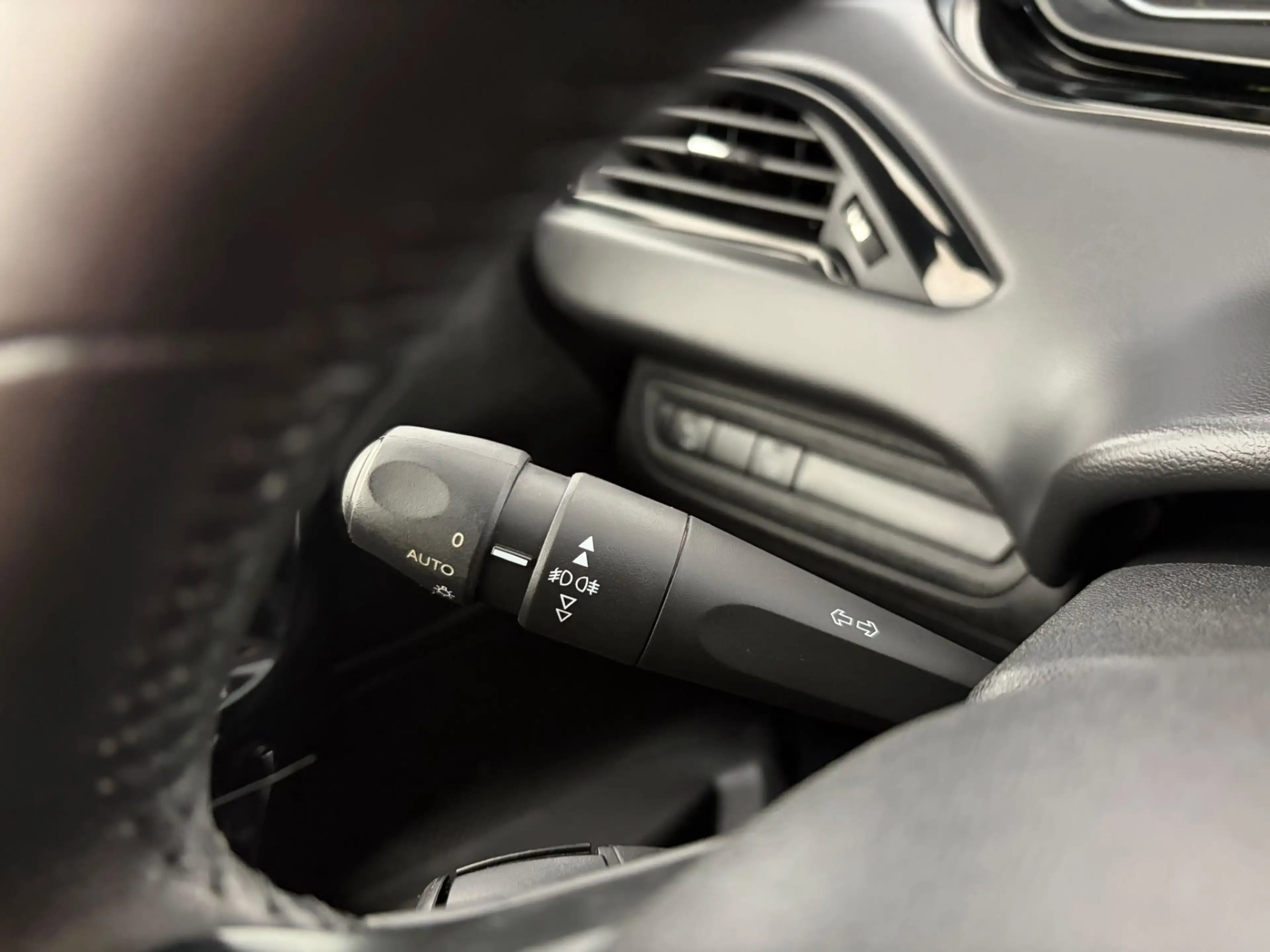 Peugeot 208 1.2 PureTech Signature — photo 9